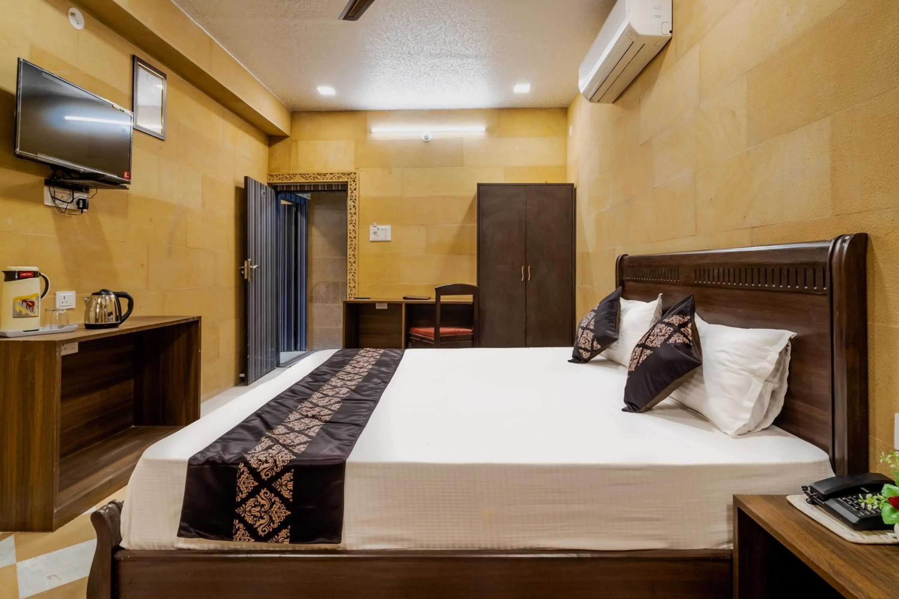 Bed in Hotel Akashdeep - Located City Centre