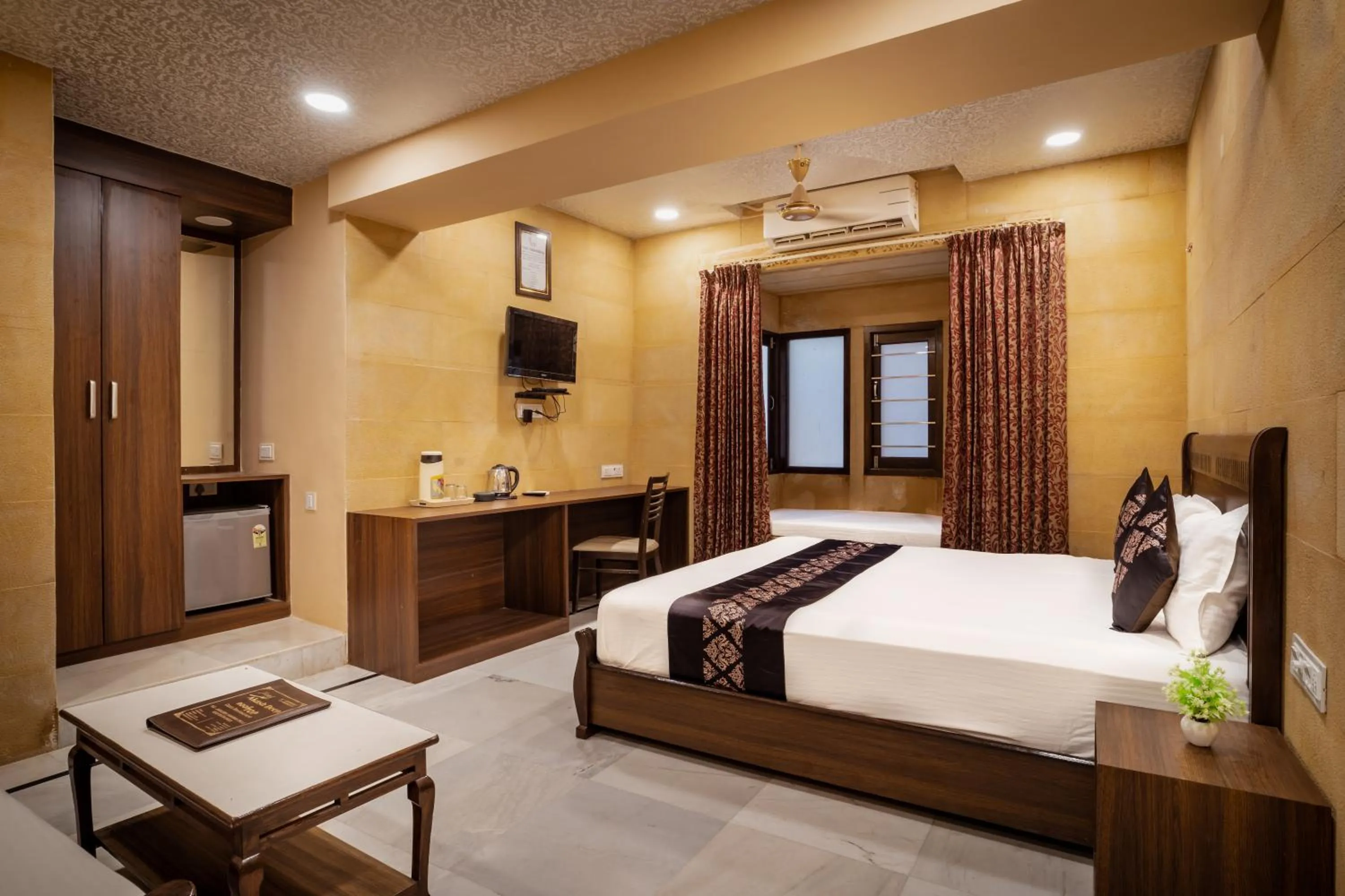 Bed in Hotel Akashdeep - Located City Centre