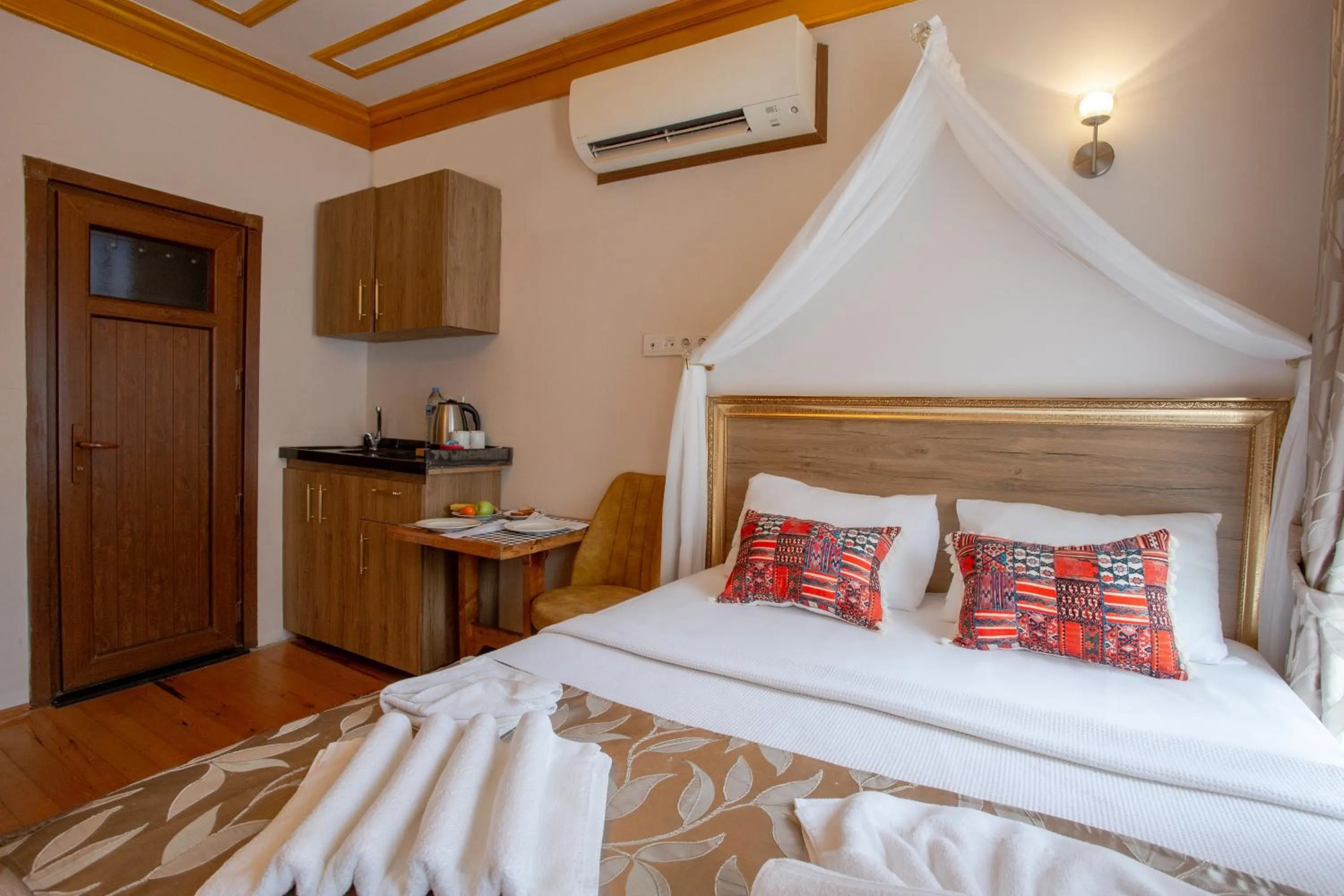 Coffee/tea facilities, Bed in April Hotel