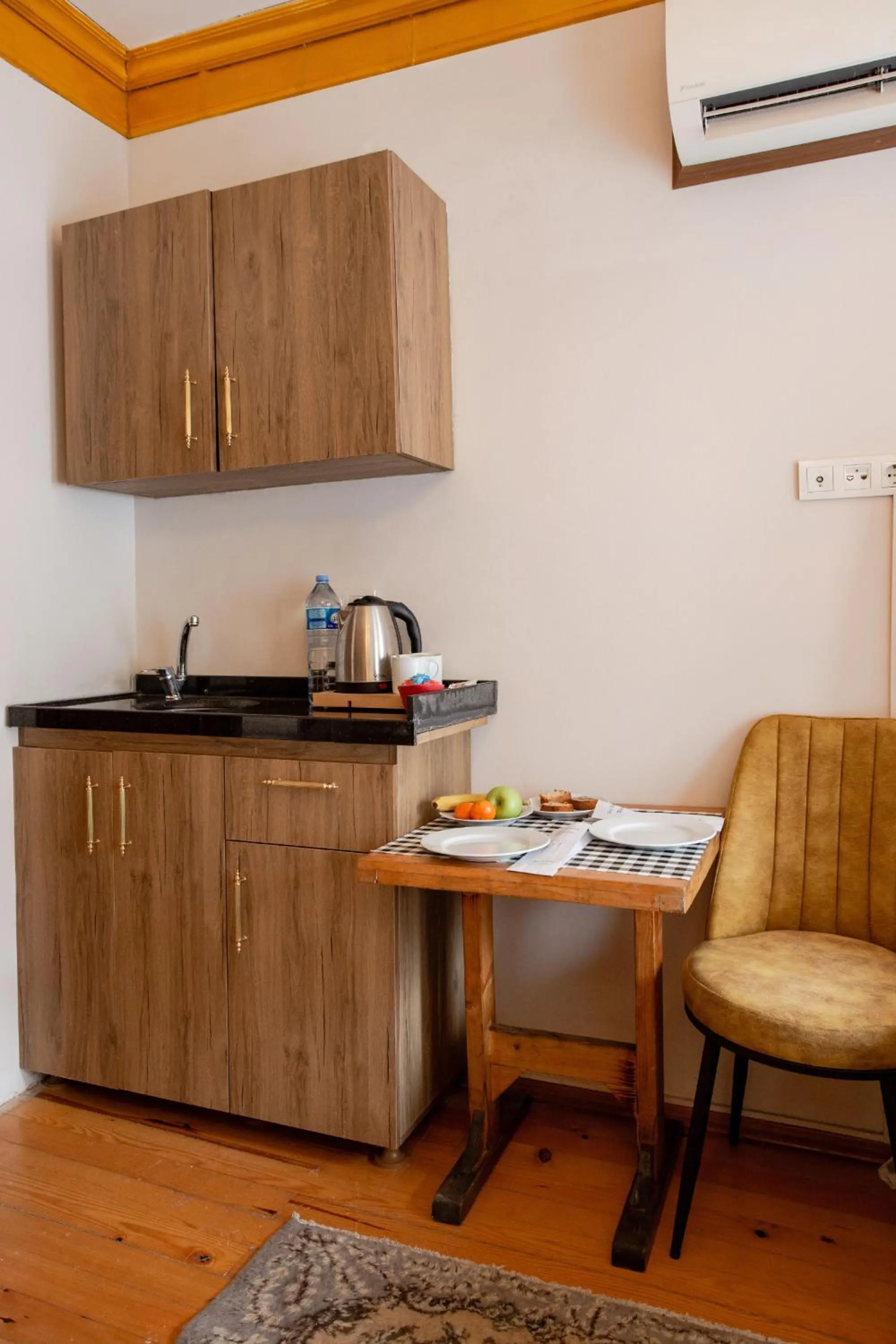 Coffee/tea facilities in April Hotel