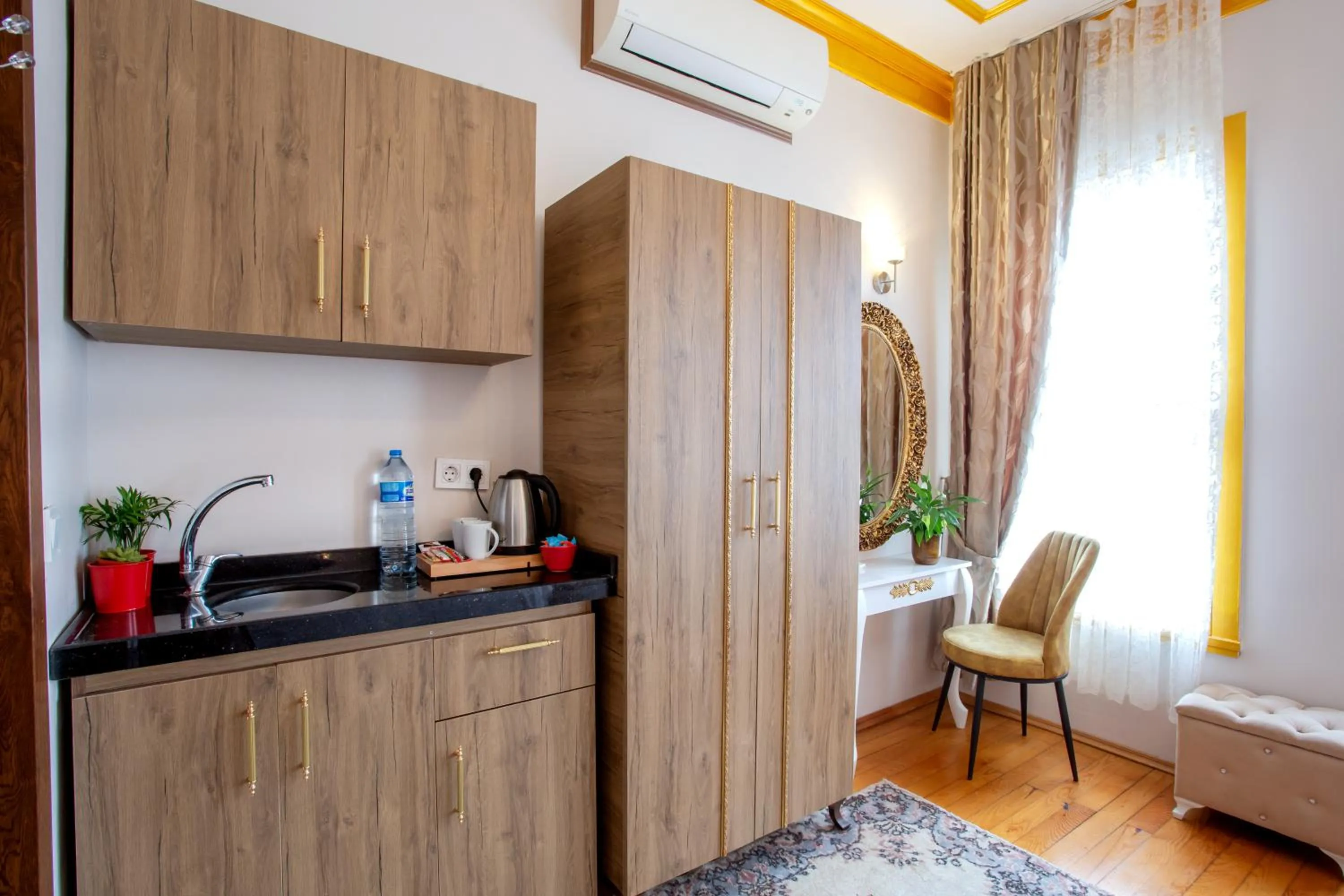 Coffee/tea facilities, Bed in April Hotel