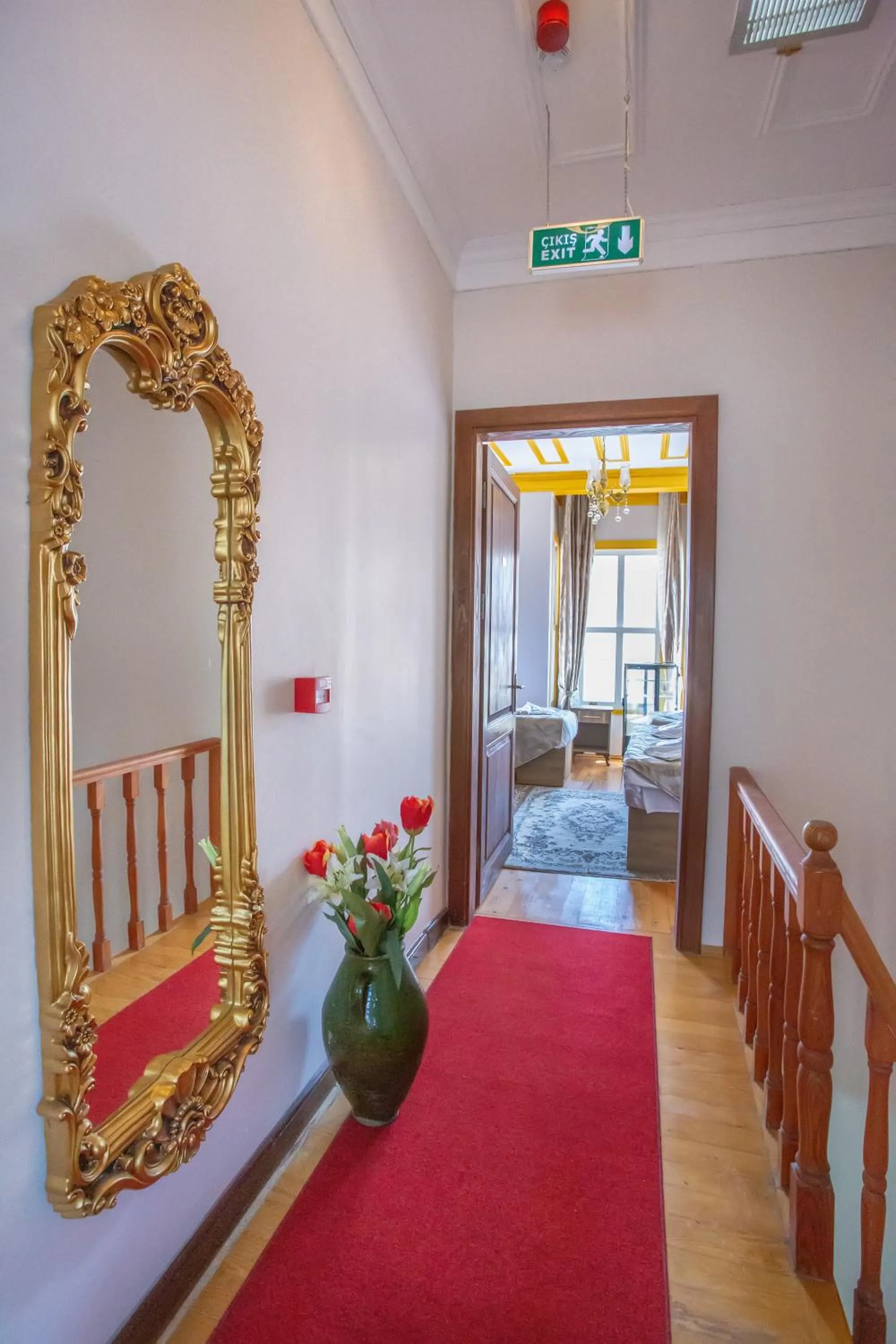 Floor plan, Bed in April Hotel