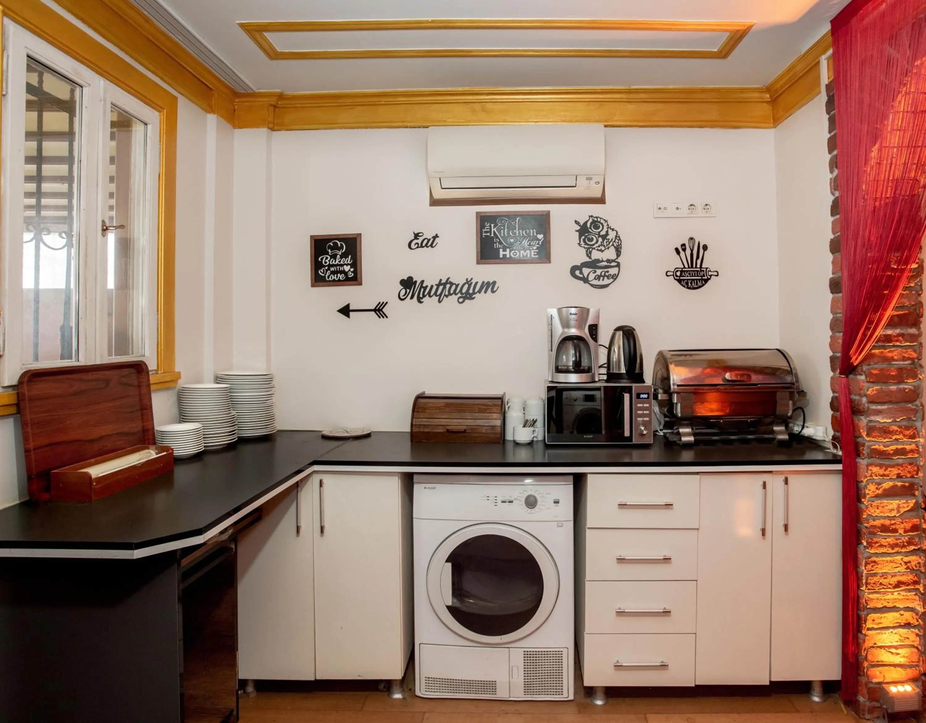 Kitchen or kitchenette in April Hotel