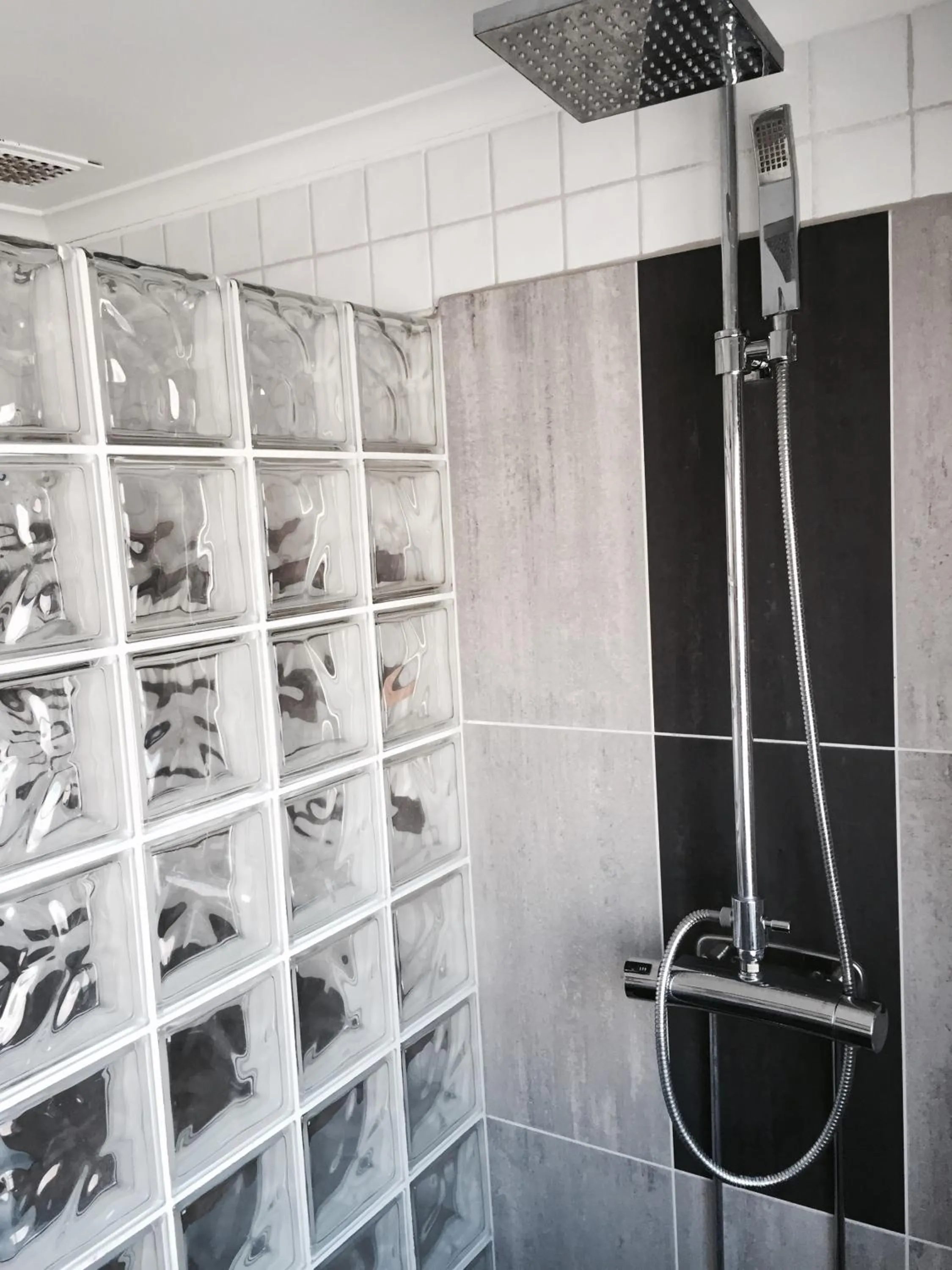 Shower in Mullbärsgårdens Bed and Breakfast