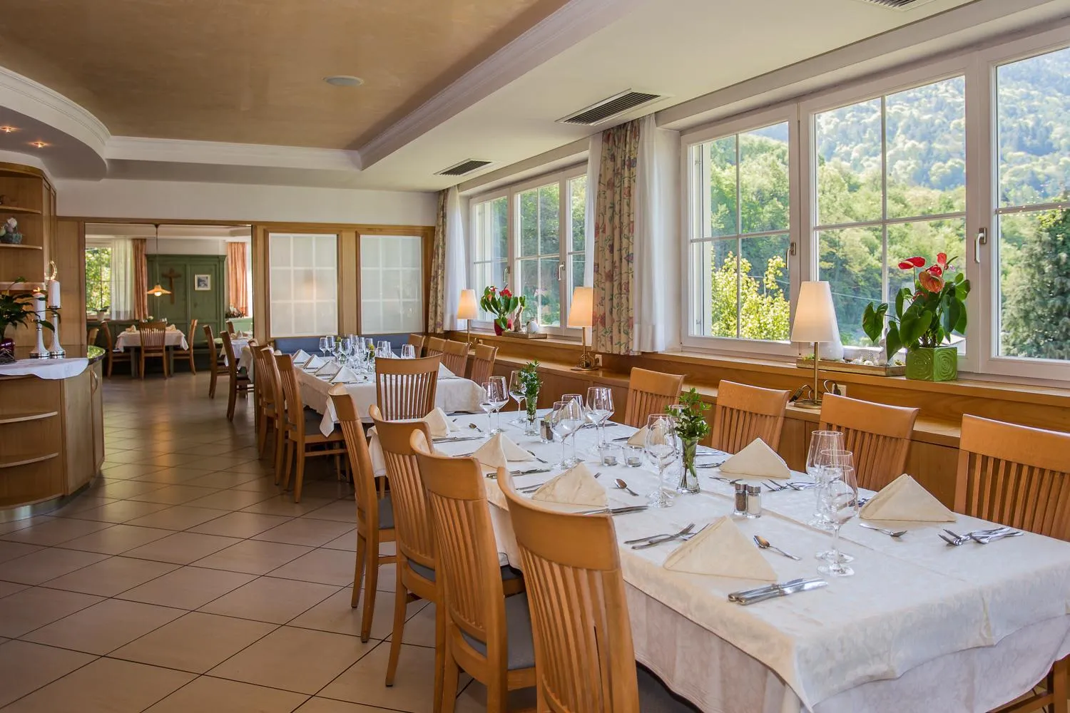 Restaurant/places to eat in Hotel Tenz