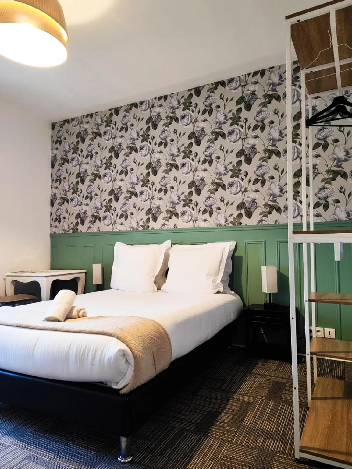 Bed in Hôtel Le Lion D'or