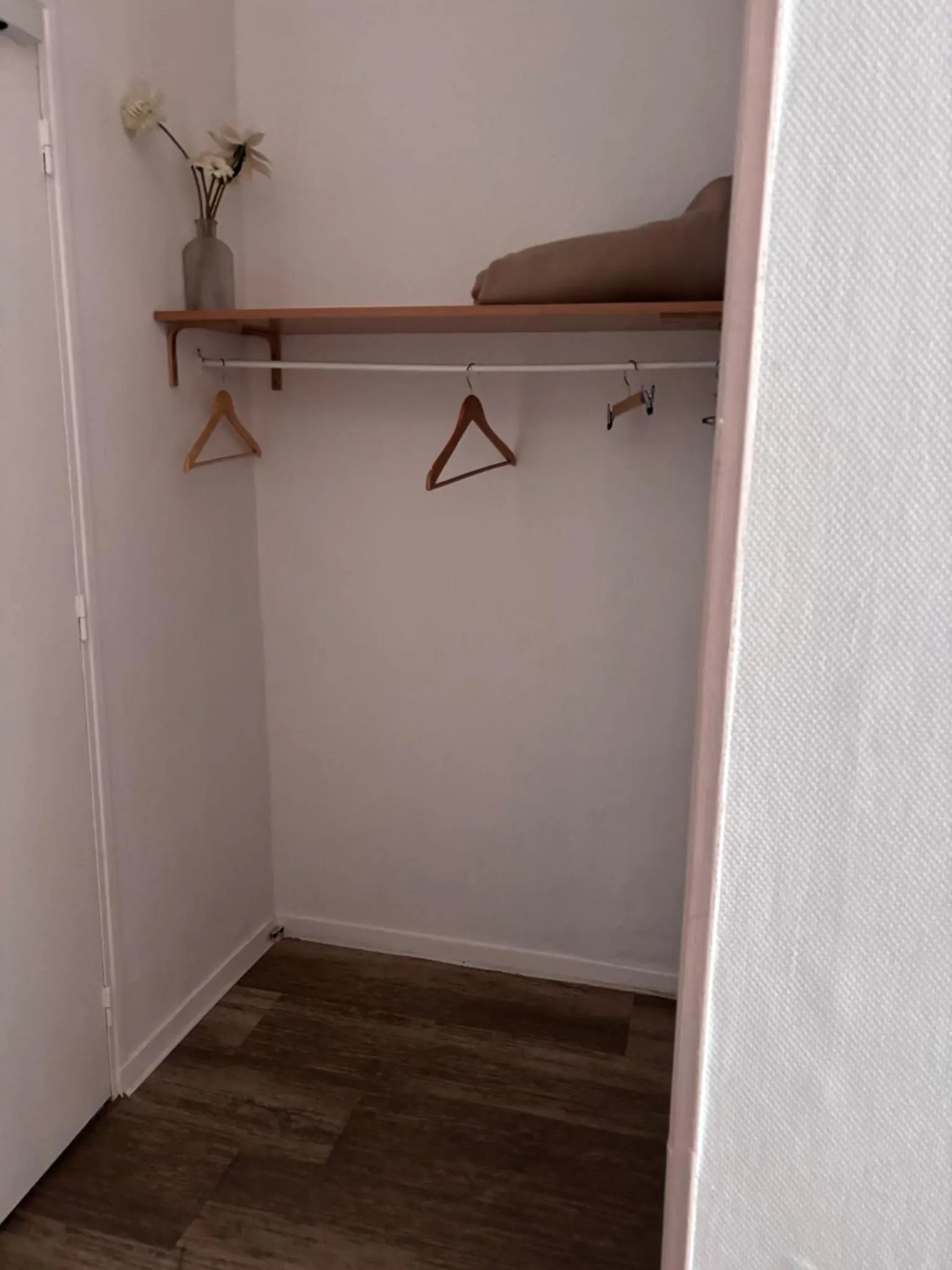 wardrobe in Hôtel Le Lion D'or