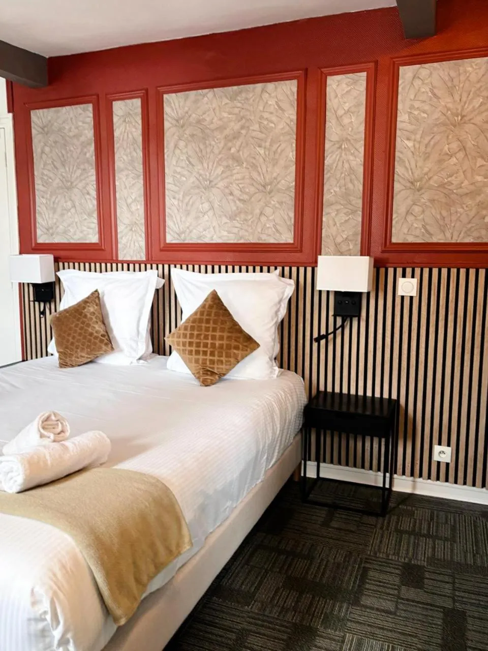 Bedroom, Bed in Hôtel Le Lion D'or