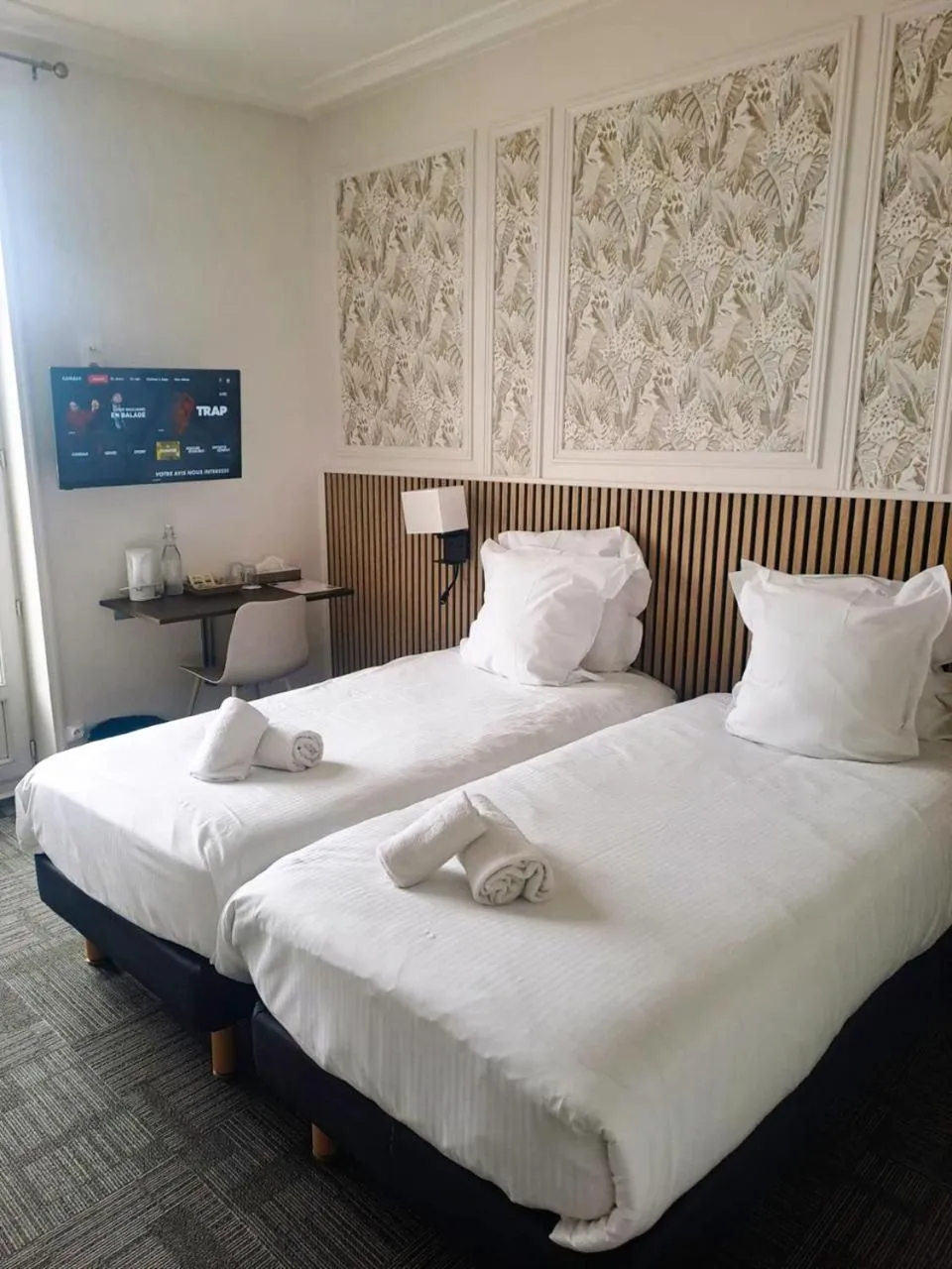 Bedroom, Bed in Hôtel Le Lion D'or