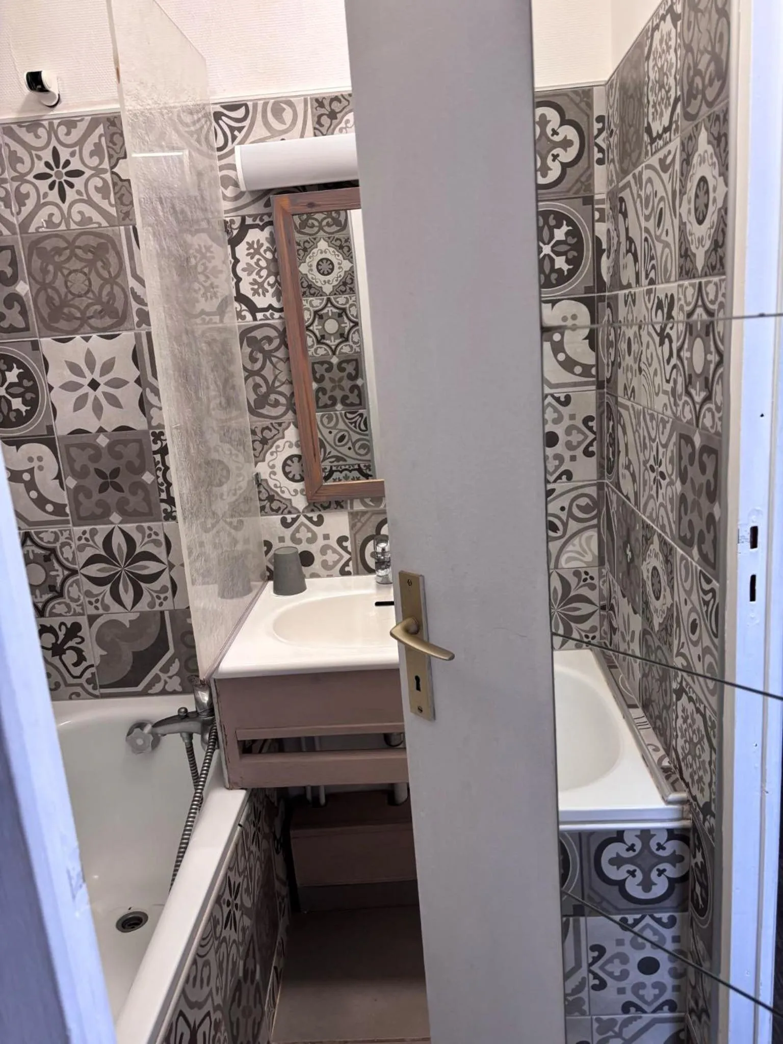 Bathroom in Hôtel Le Lion D'or