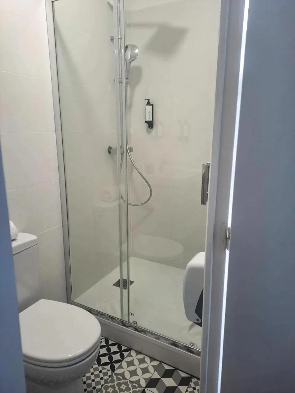 Shower in Hôtel Le Lion D'or