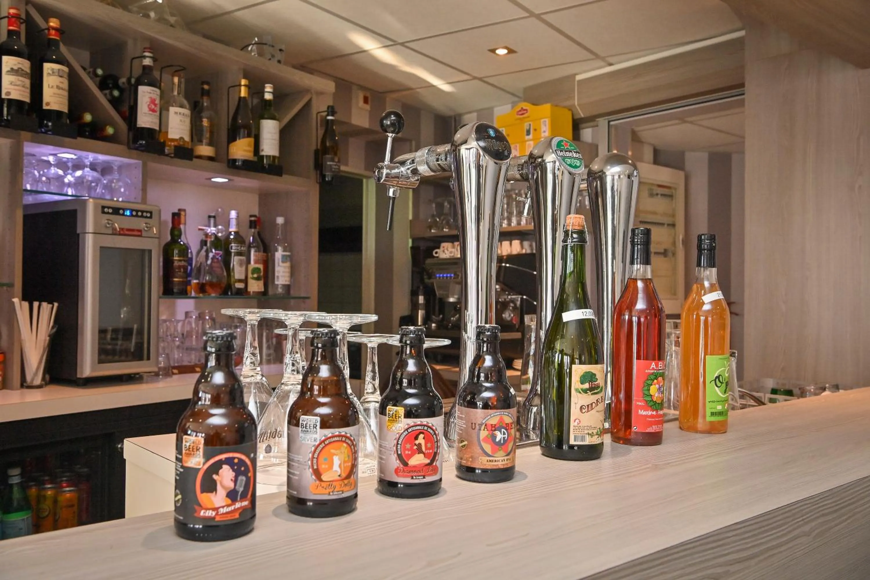 Lounge or bar in Contact Hôtel Lunotel Saint Lô