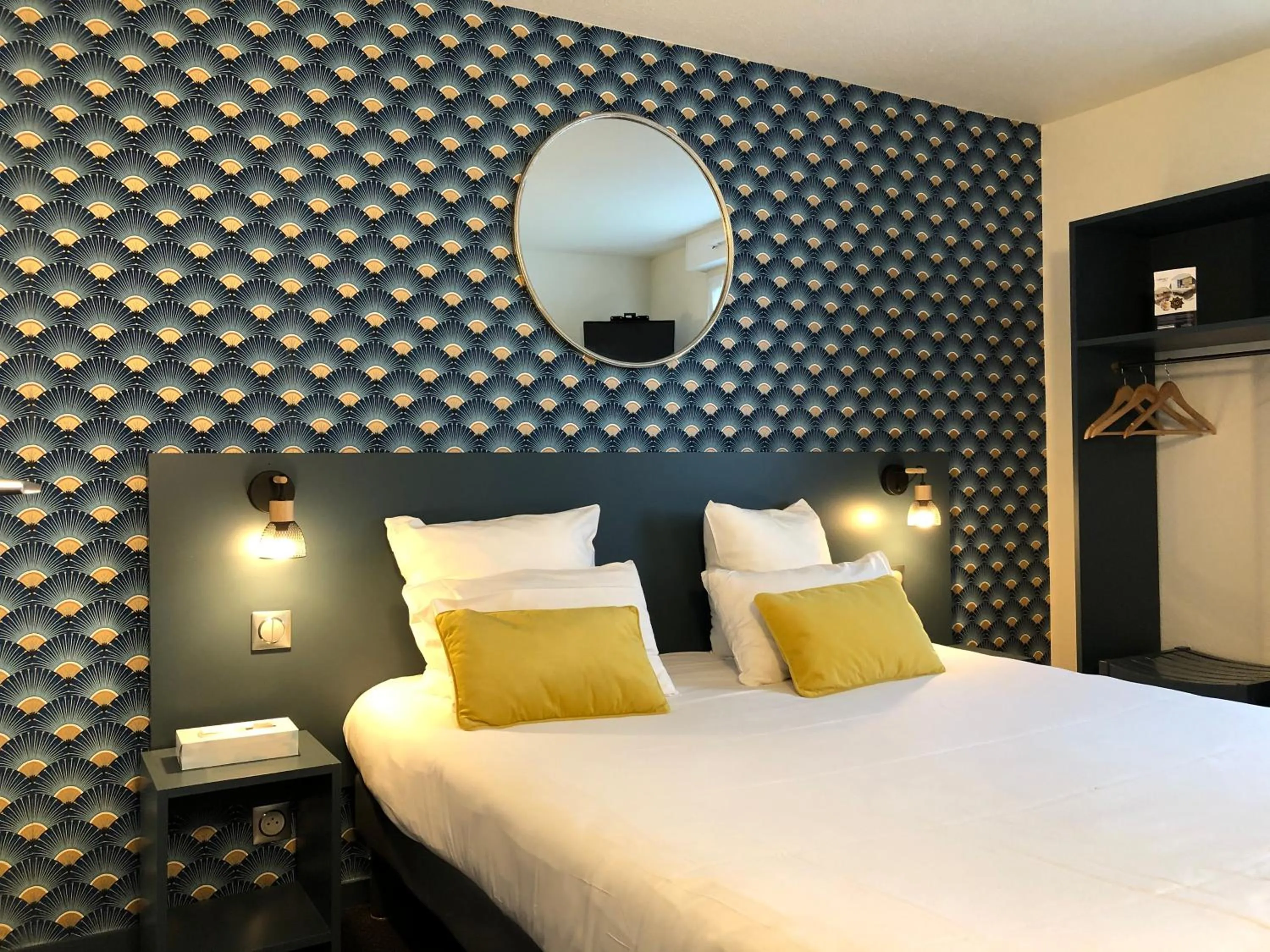 TV and multimedia, Bed in Contact Hôtel Lunotel Saint Lô