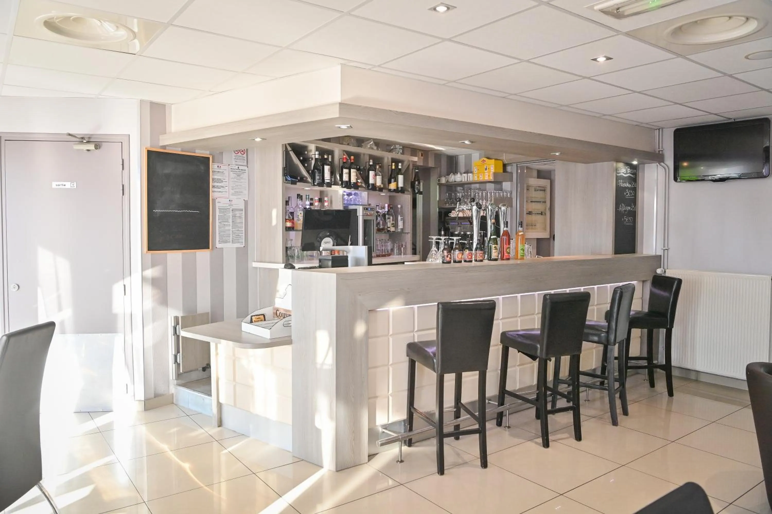 Lounge or bar in Contact Hôtel Lunotel Saint Lô