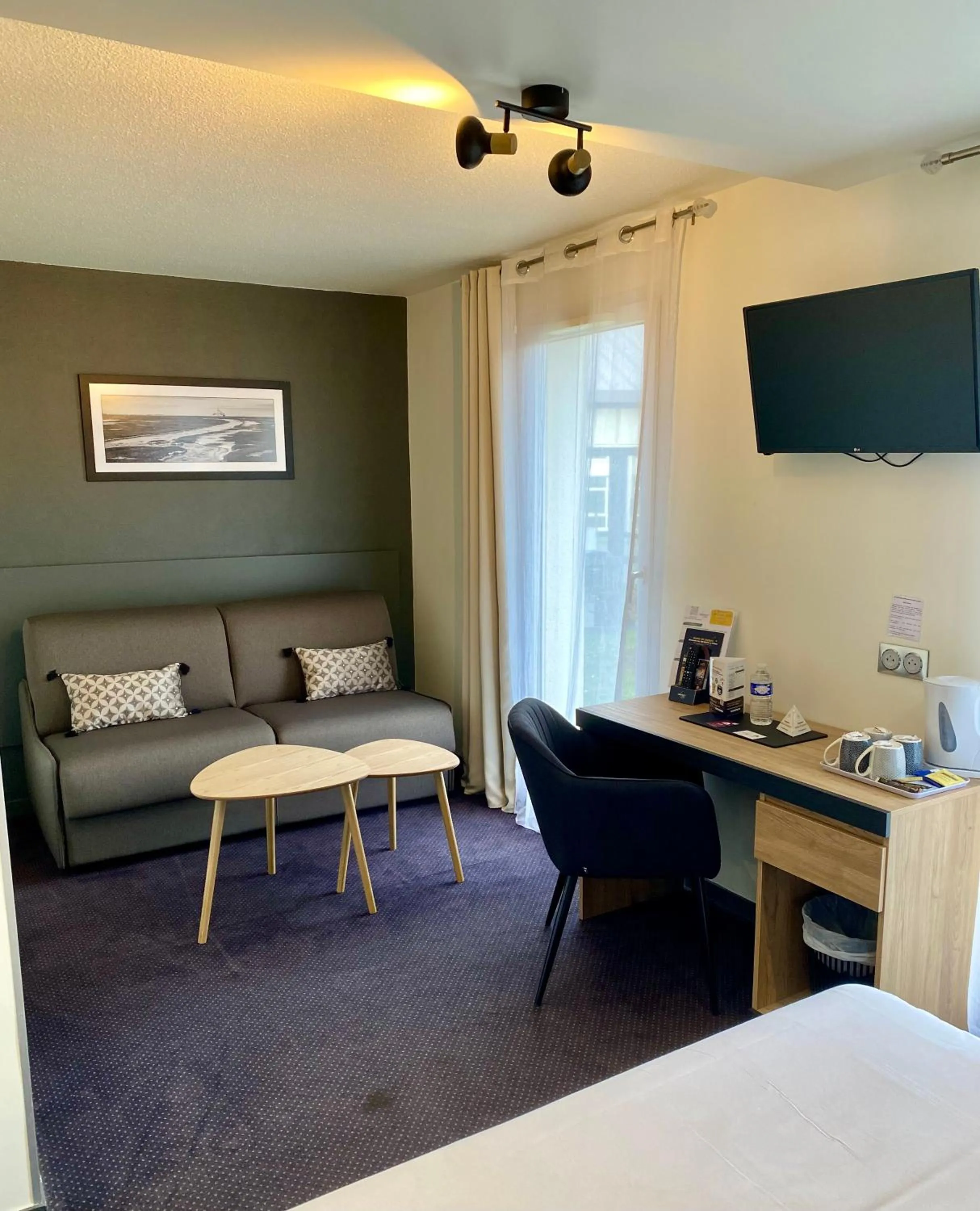 Seating area, Bed in Contact Hôtel Lunotel Saint Lô