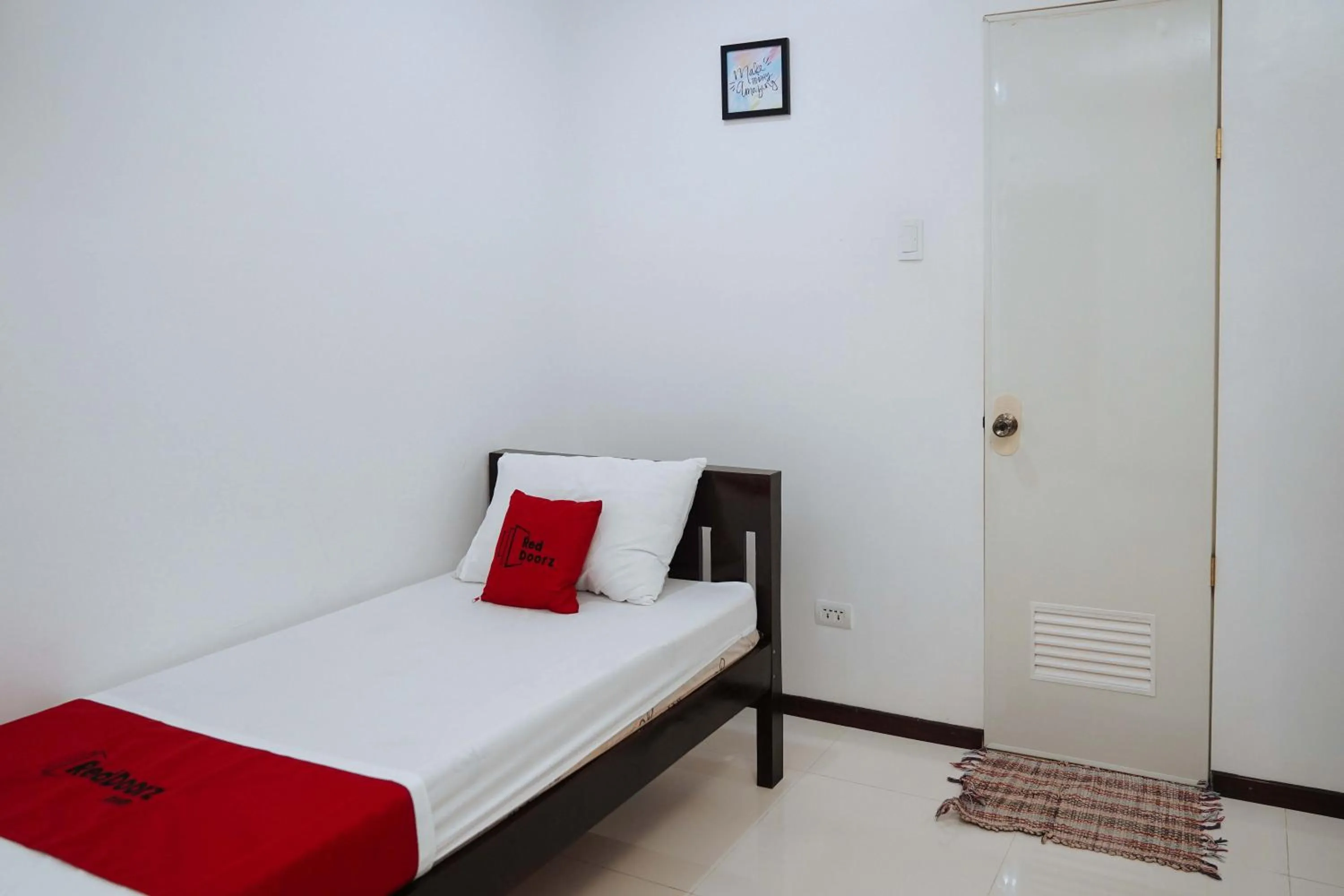 Bed in RedDoorz Plus at Billy's Resort Oslob