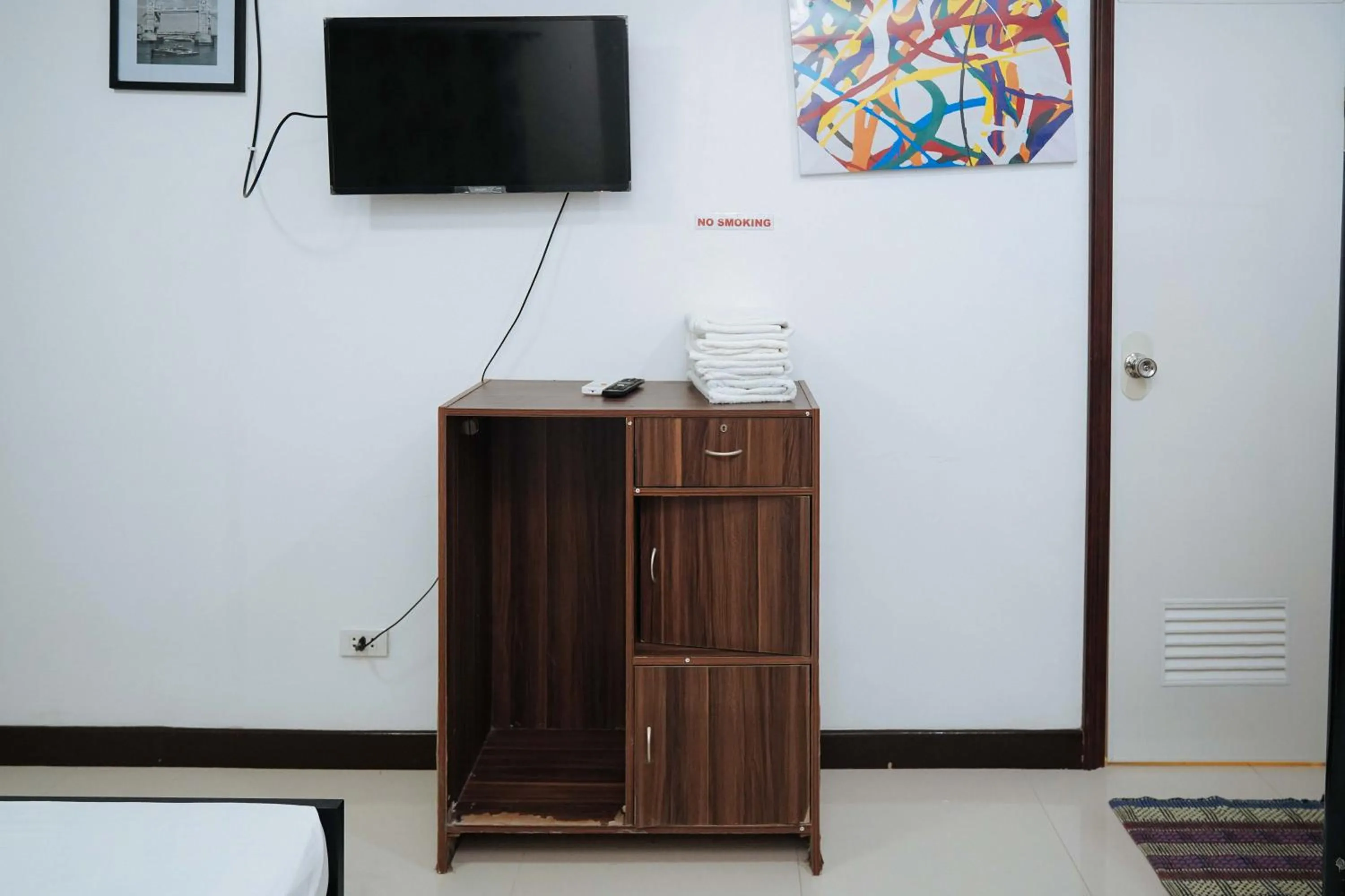 TV and multimedia in RedDoorz Plus at Billy's Resort Oslob