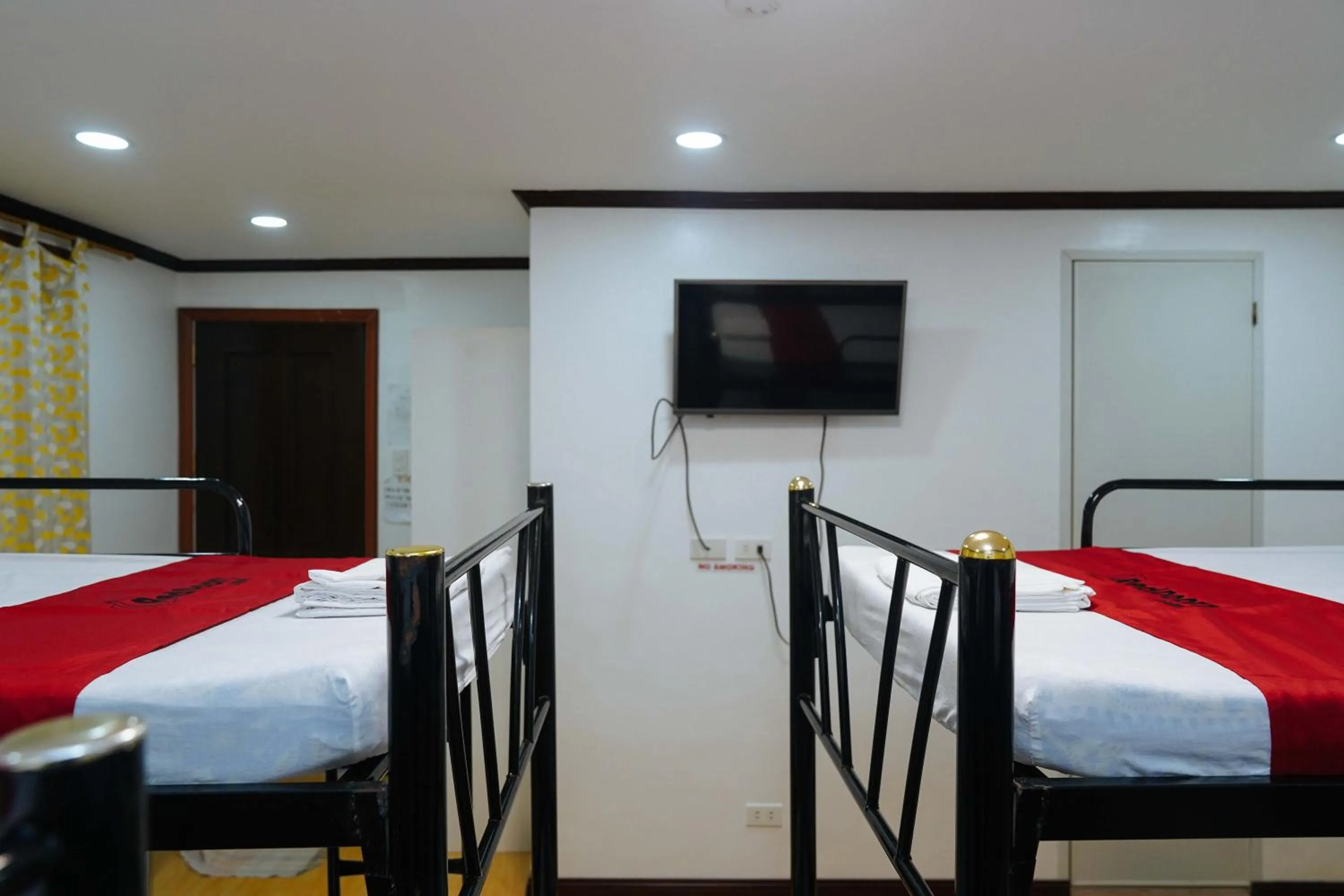 TV and multimedia, Bed in RedDoorz Plus at Billy's Resort Oslob