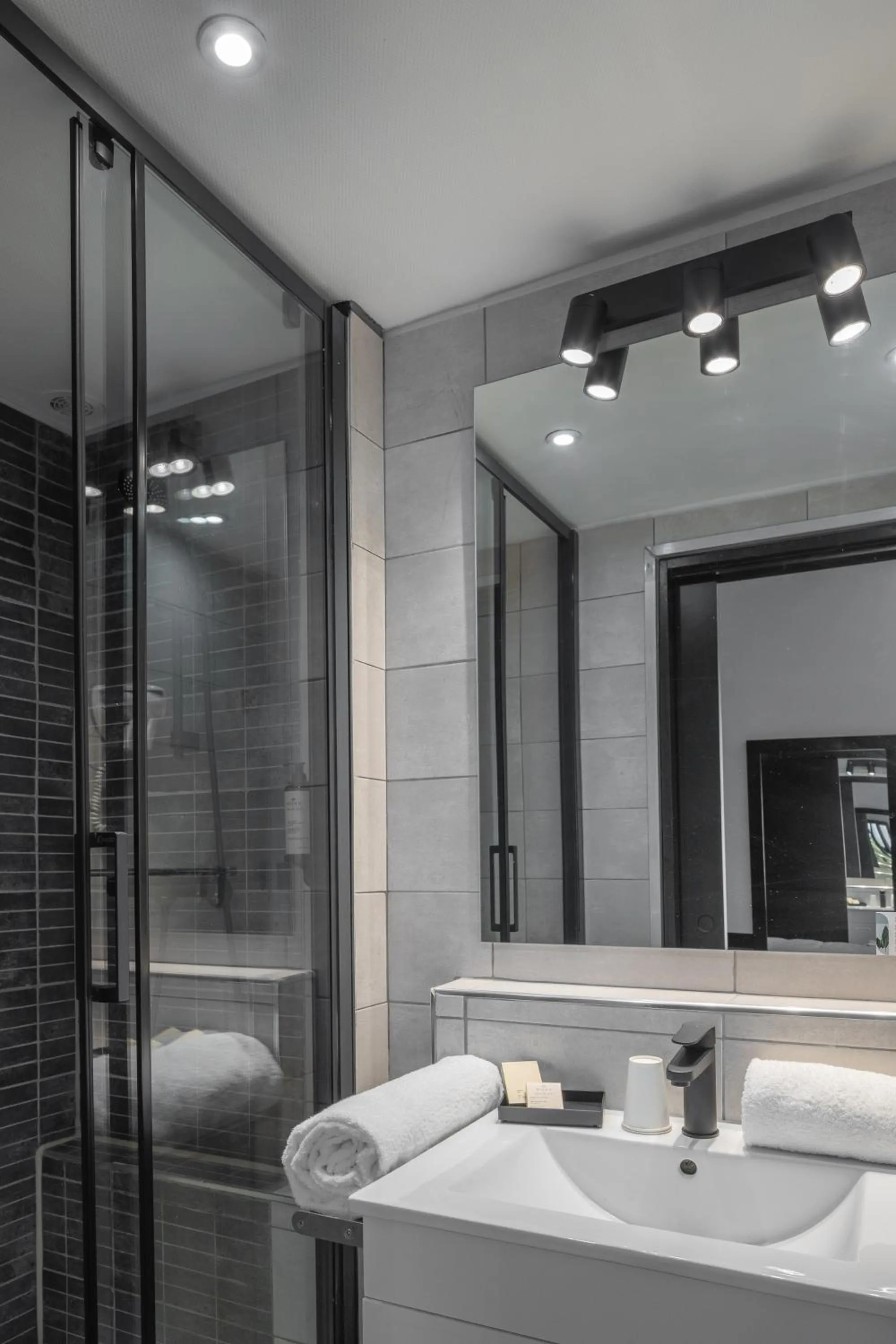 Bathroom in Hôtel Bristol Union Intra Muros