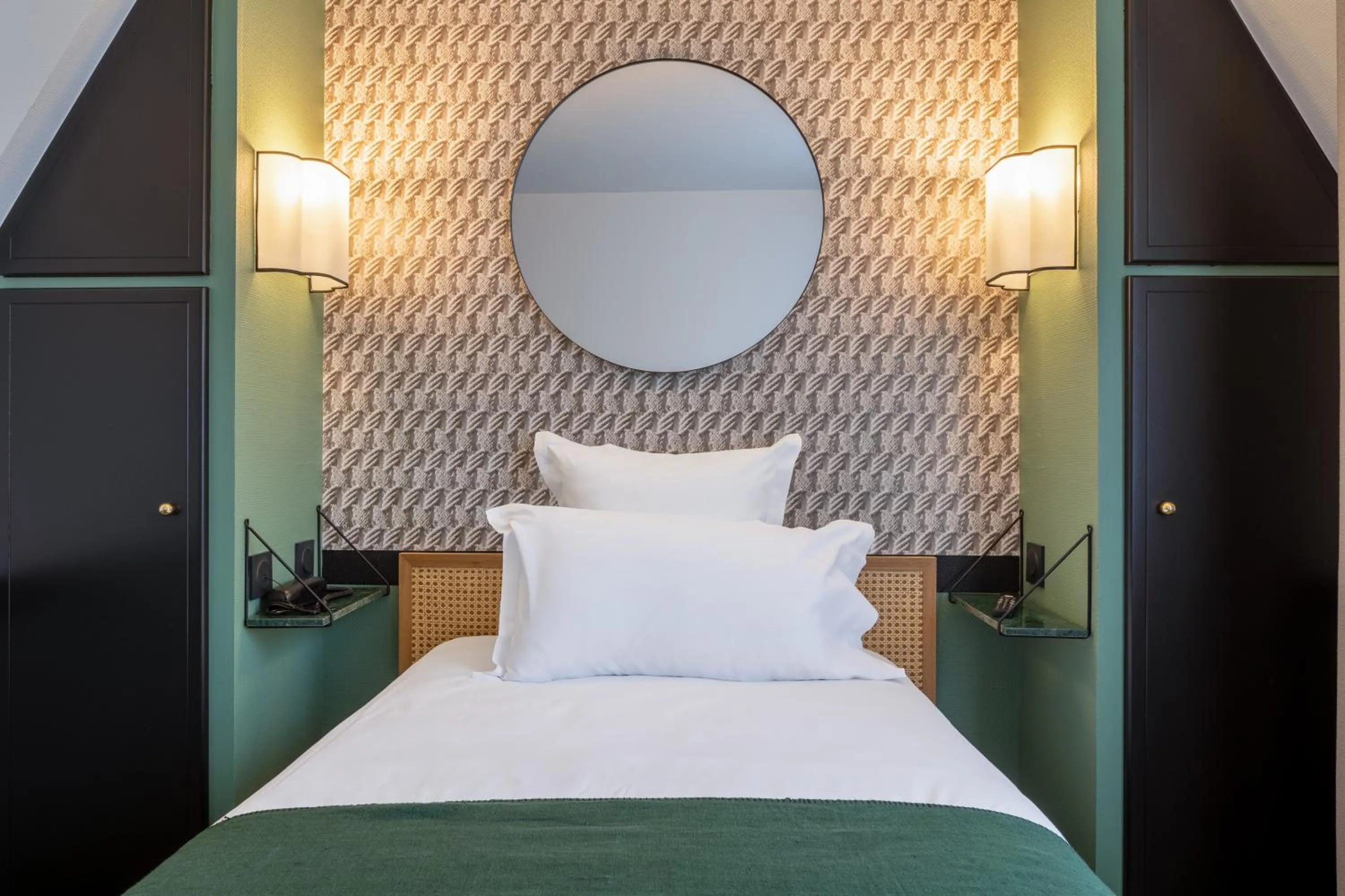 Bed in Hôtel Bristol Union Intra Muros