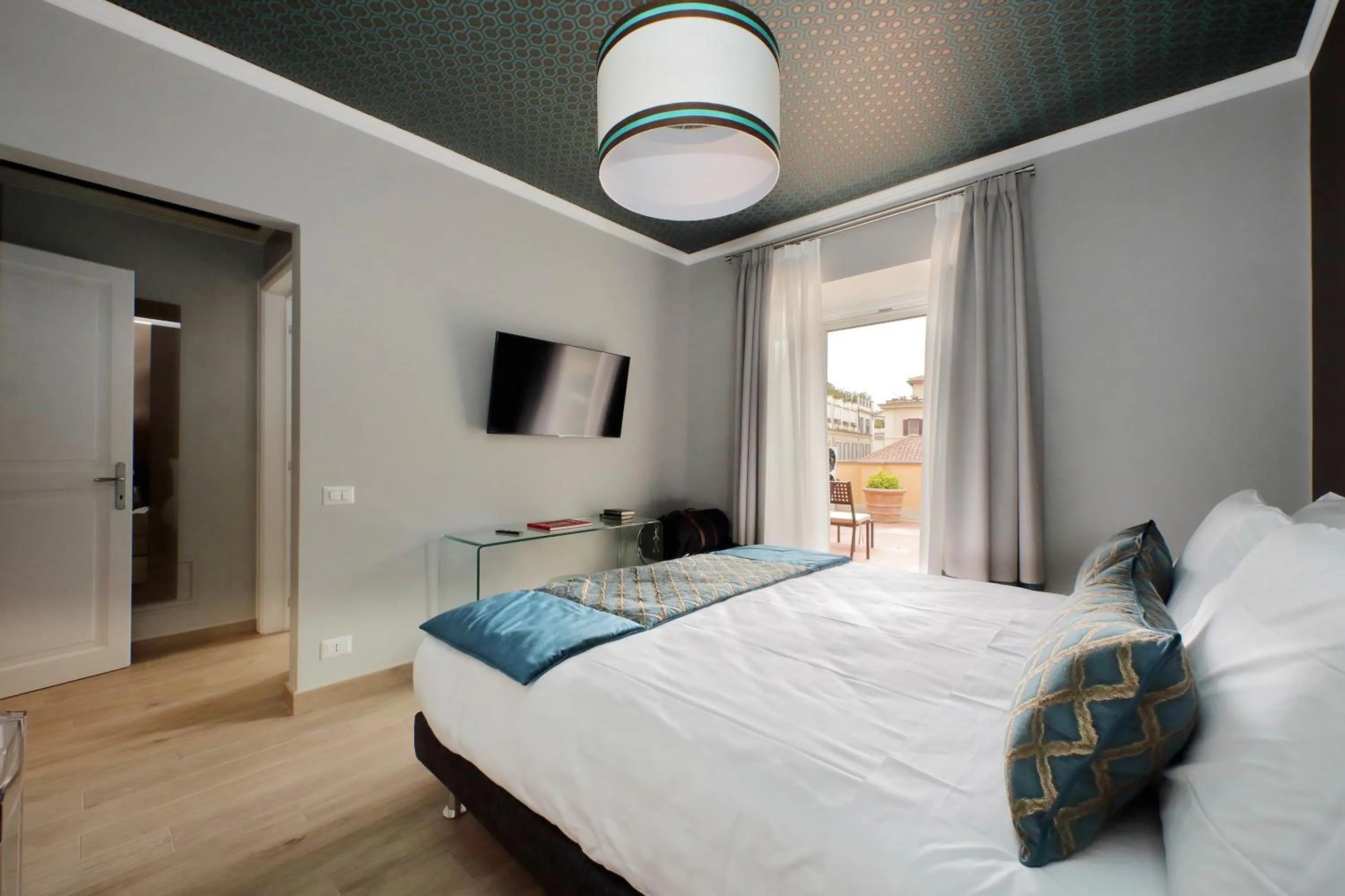 Bed in Piazzetta Margutta - My Extra Home