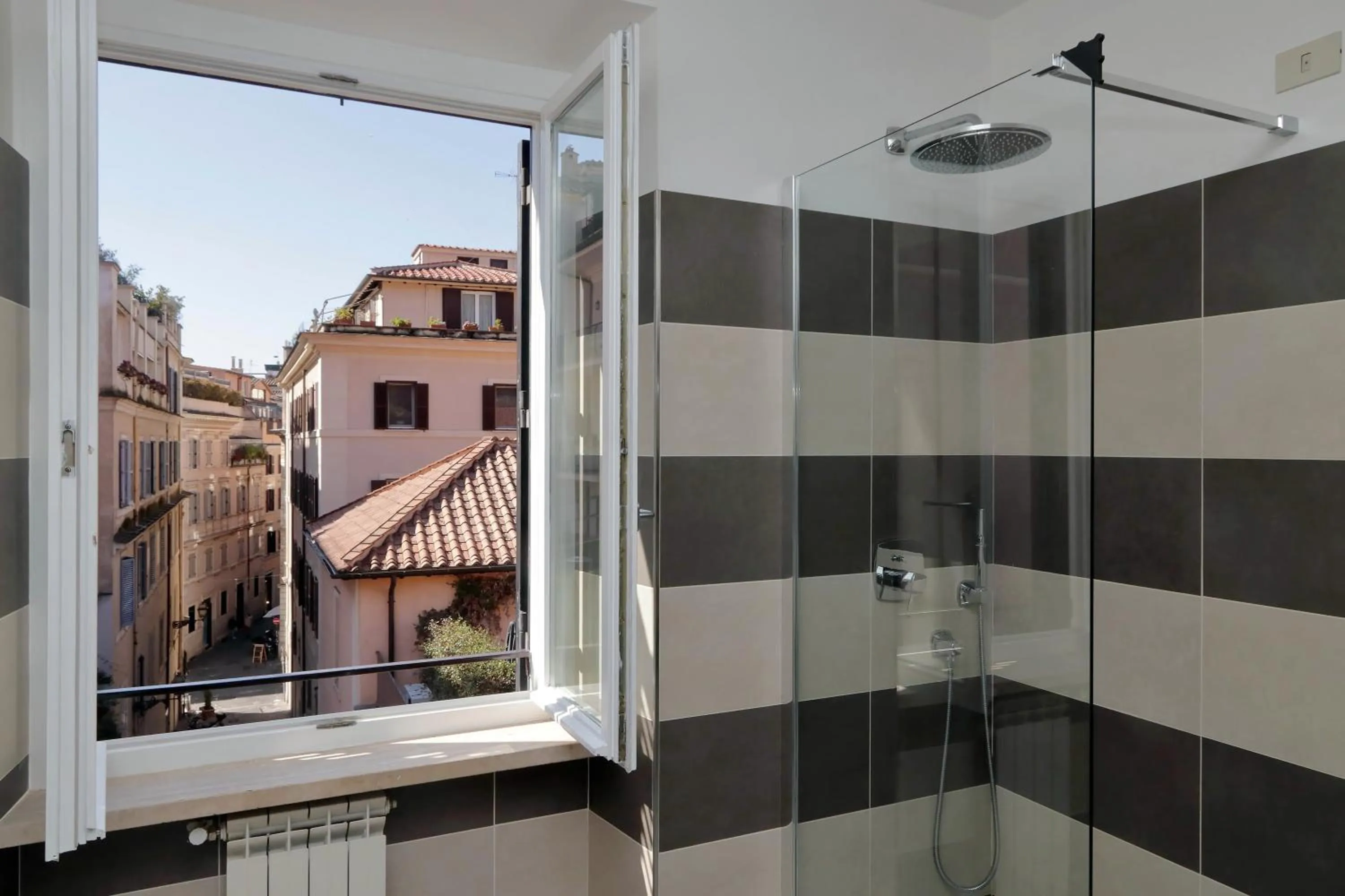 Shower in Piazzetta Margutta - My Extra Home