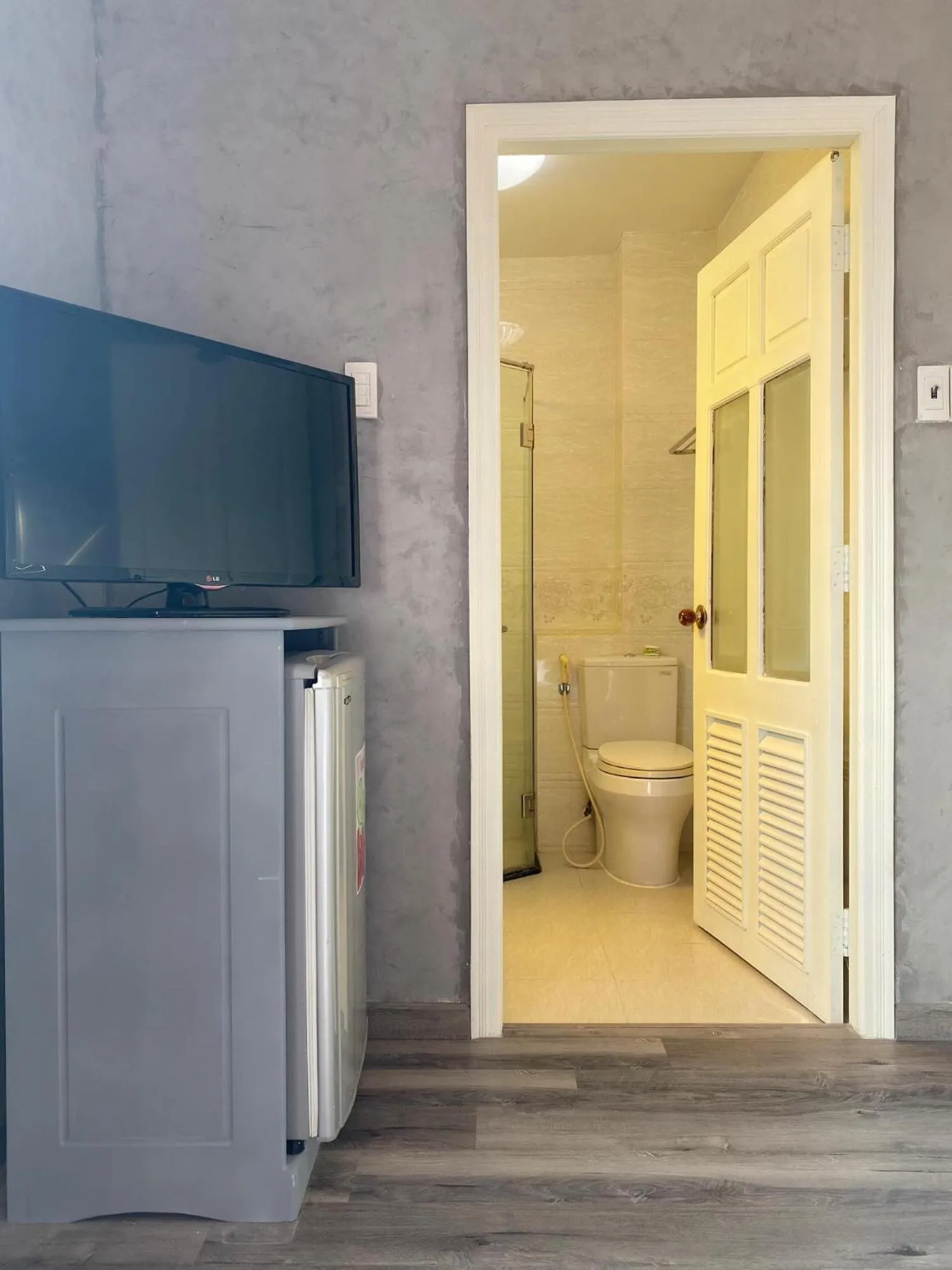 Communal lounge/ TV room in Dylan Hotel