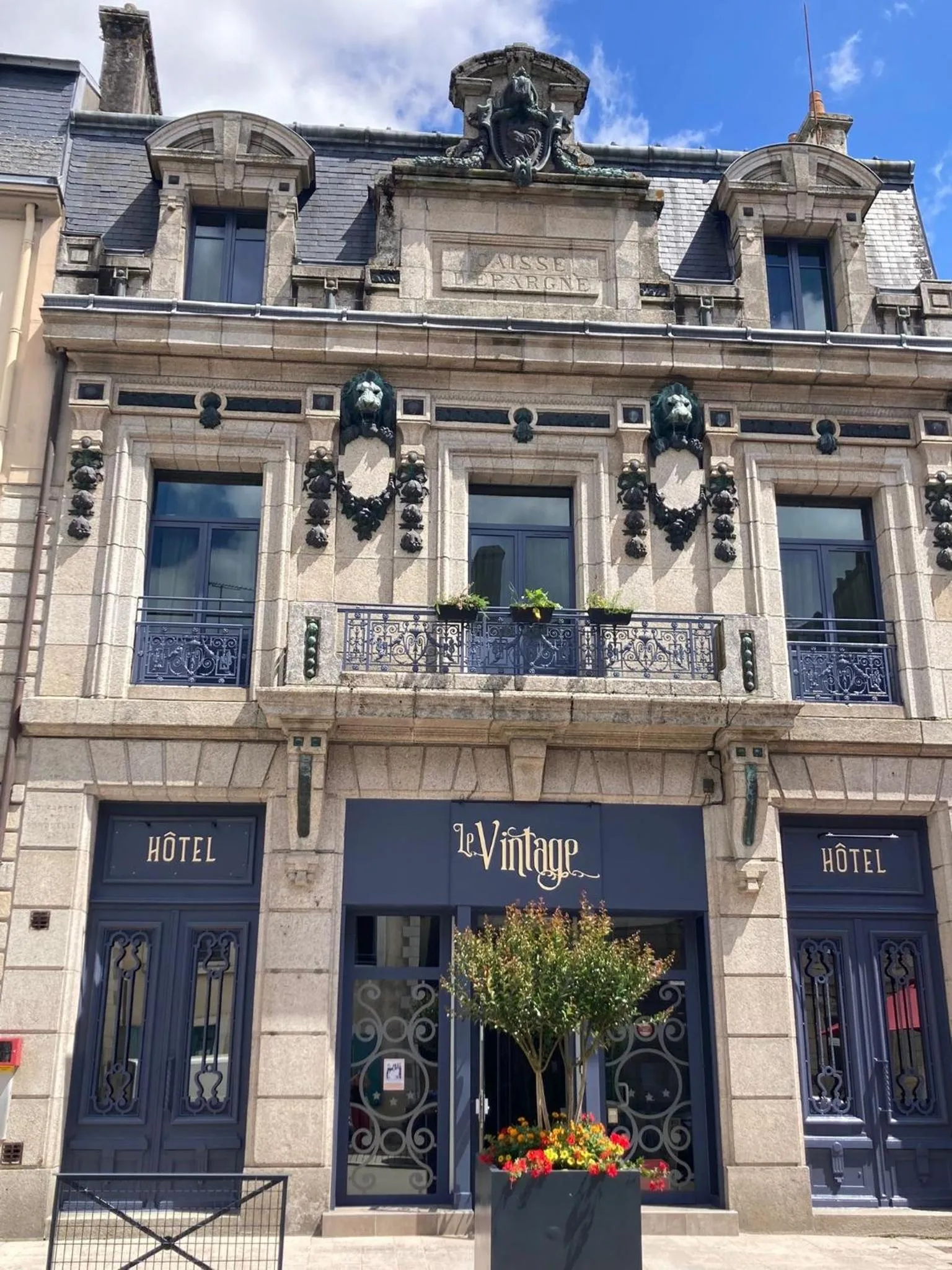 Property building in Hôtel Vintage