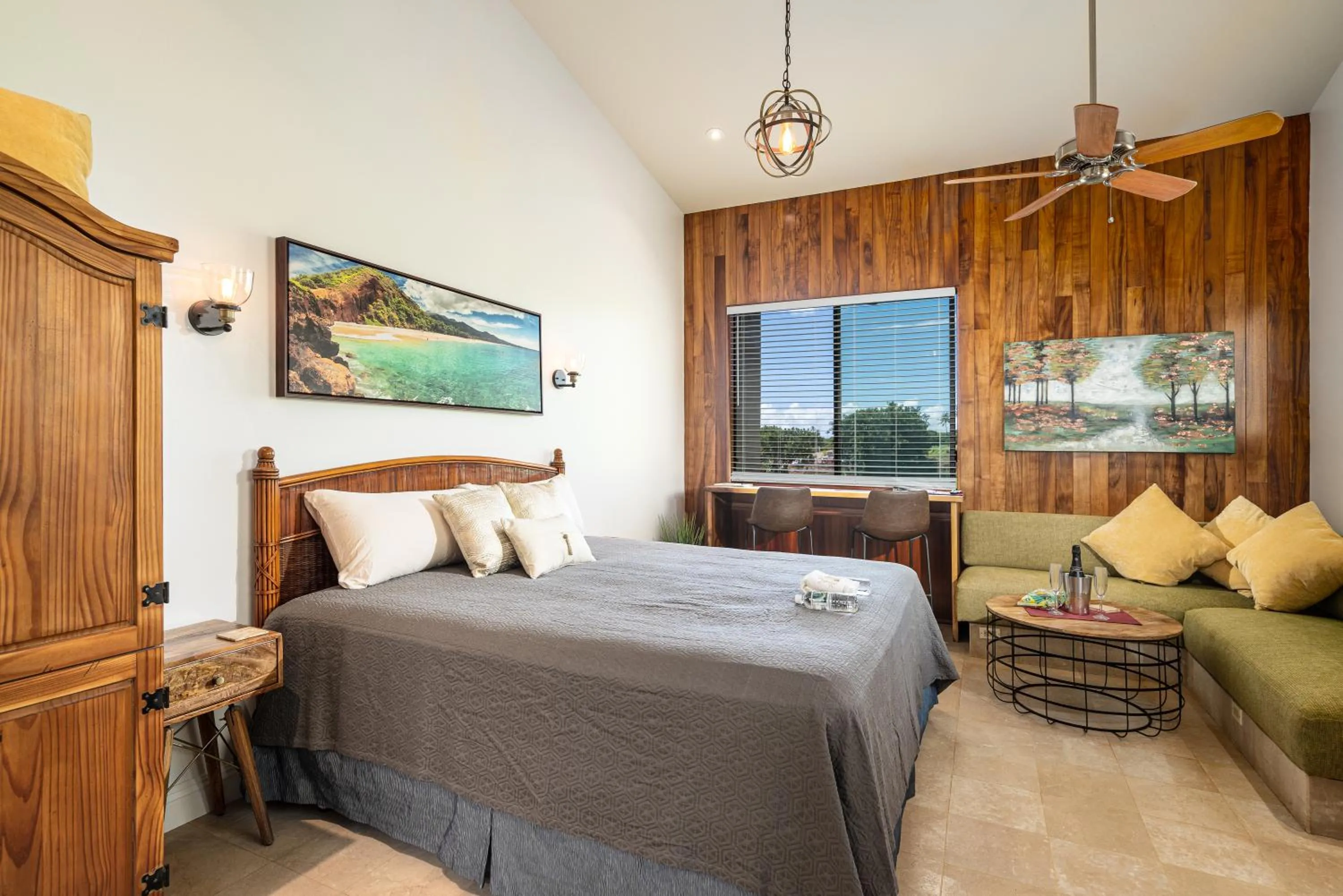 Bed in Noahs Hideaway Luxury B&B