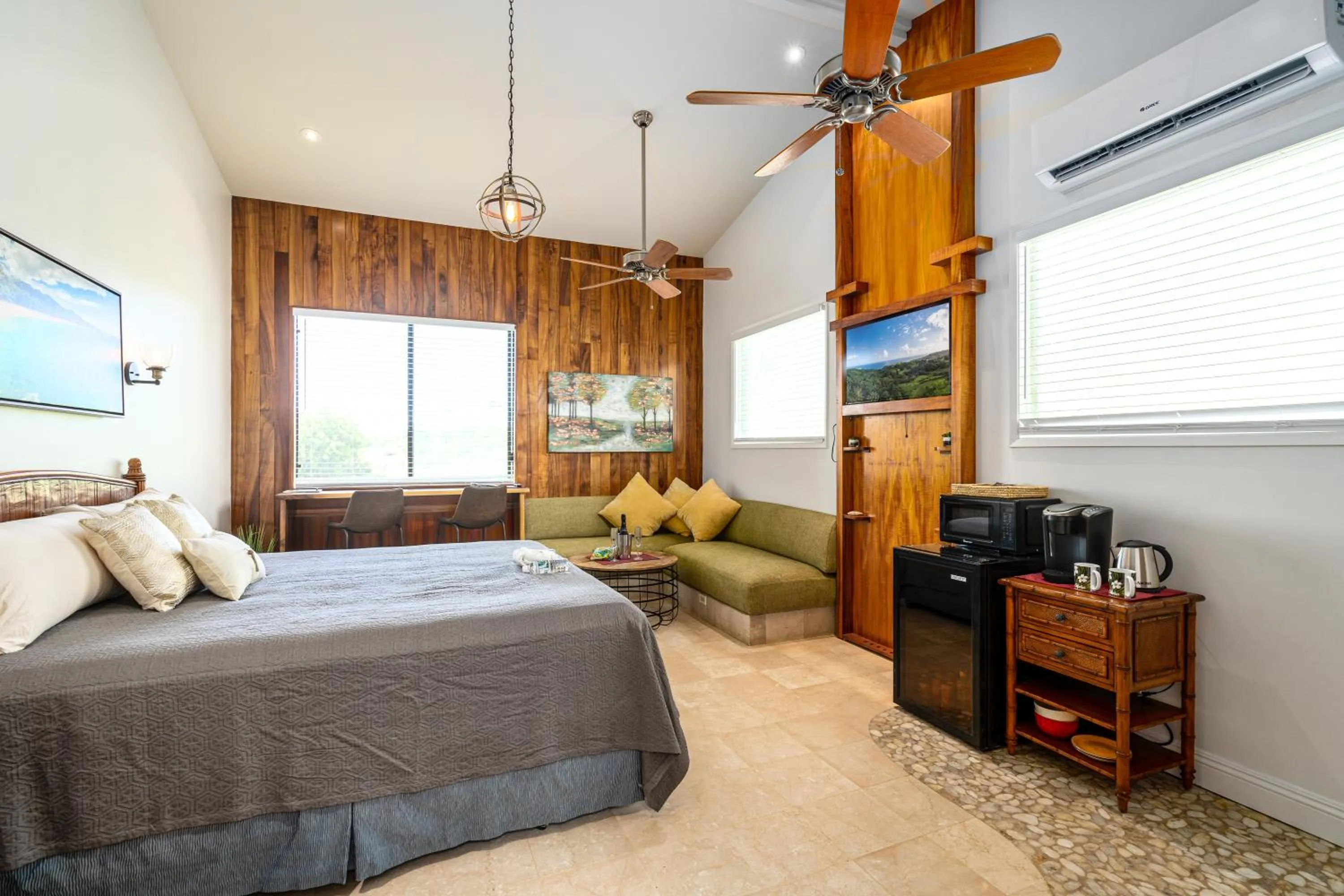 Bed in Noahs Hideaway Luxury B&B