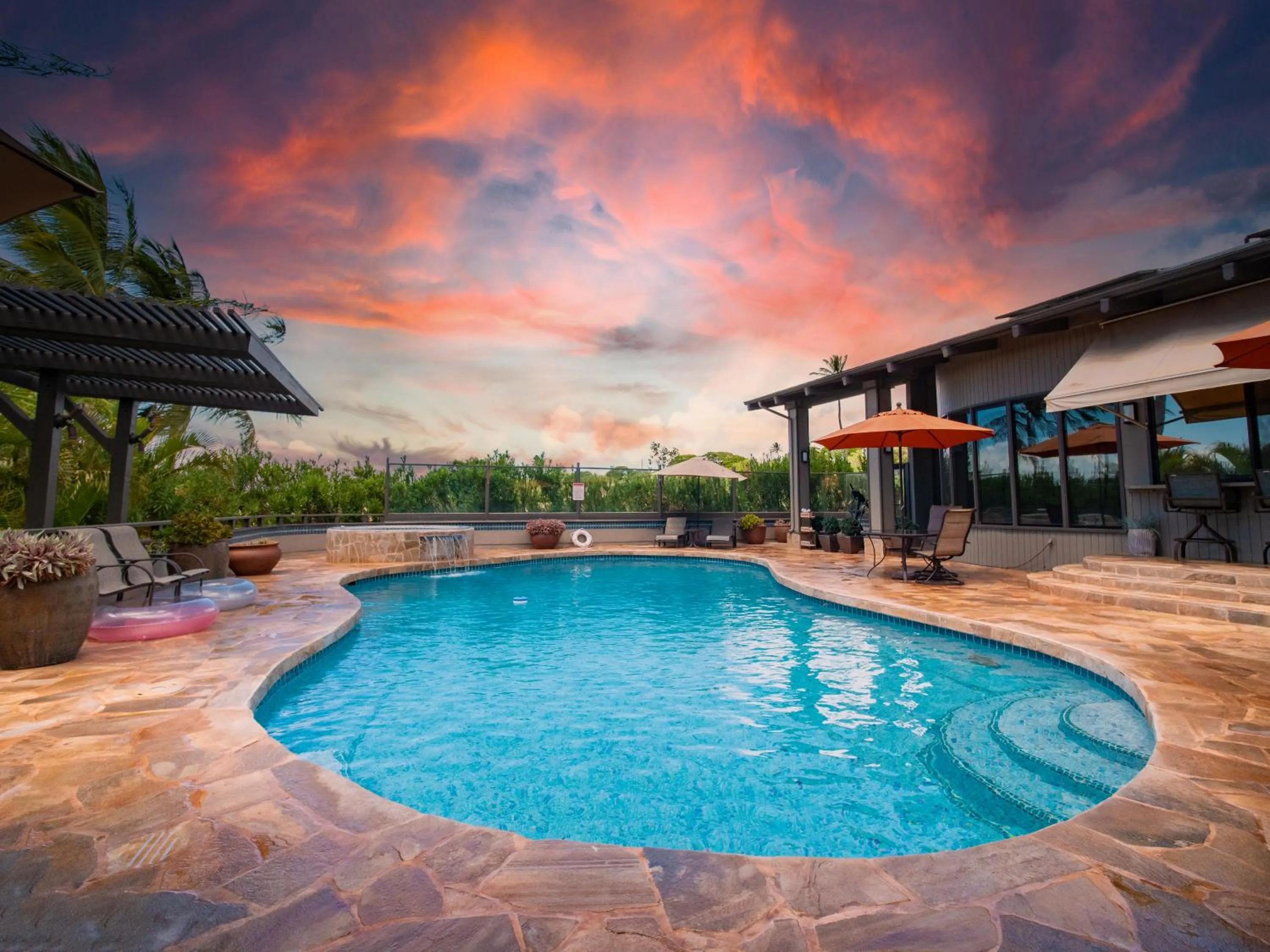 Swimming pool in Noahs Hideaway Luxury B&B