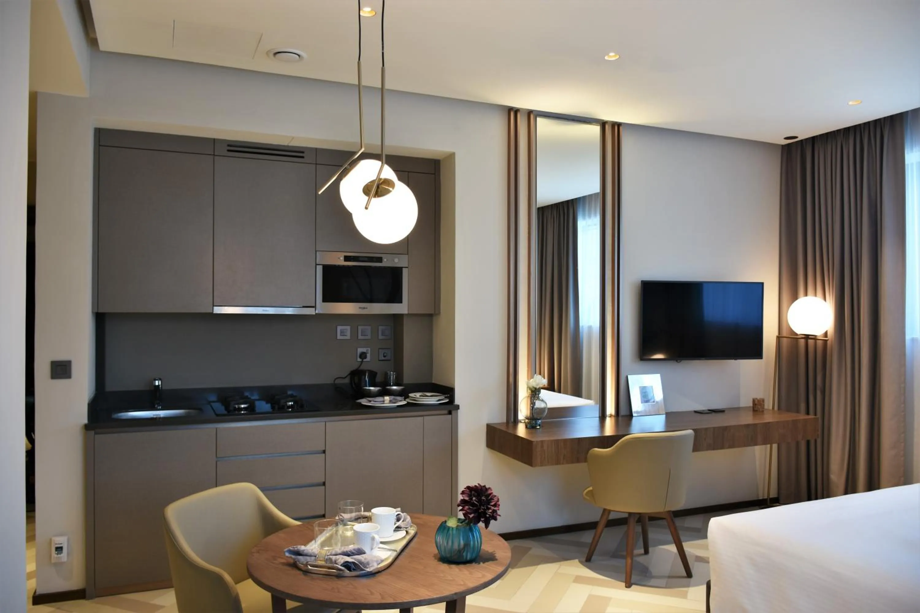 Kitchen or kitchenette, Bed in Millennium Place Barsha Heights Hotel Apartments