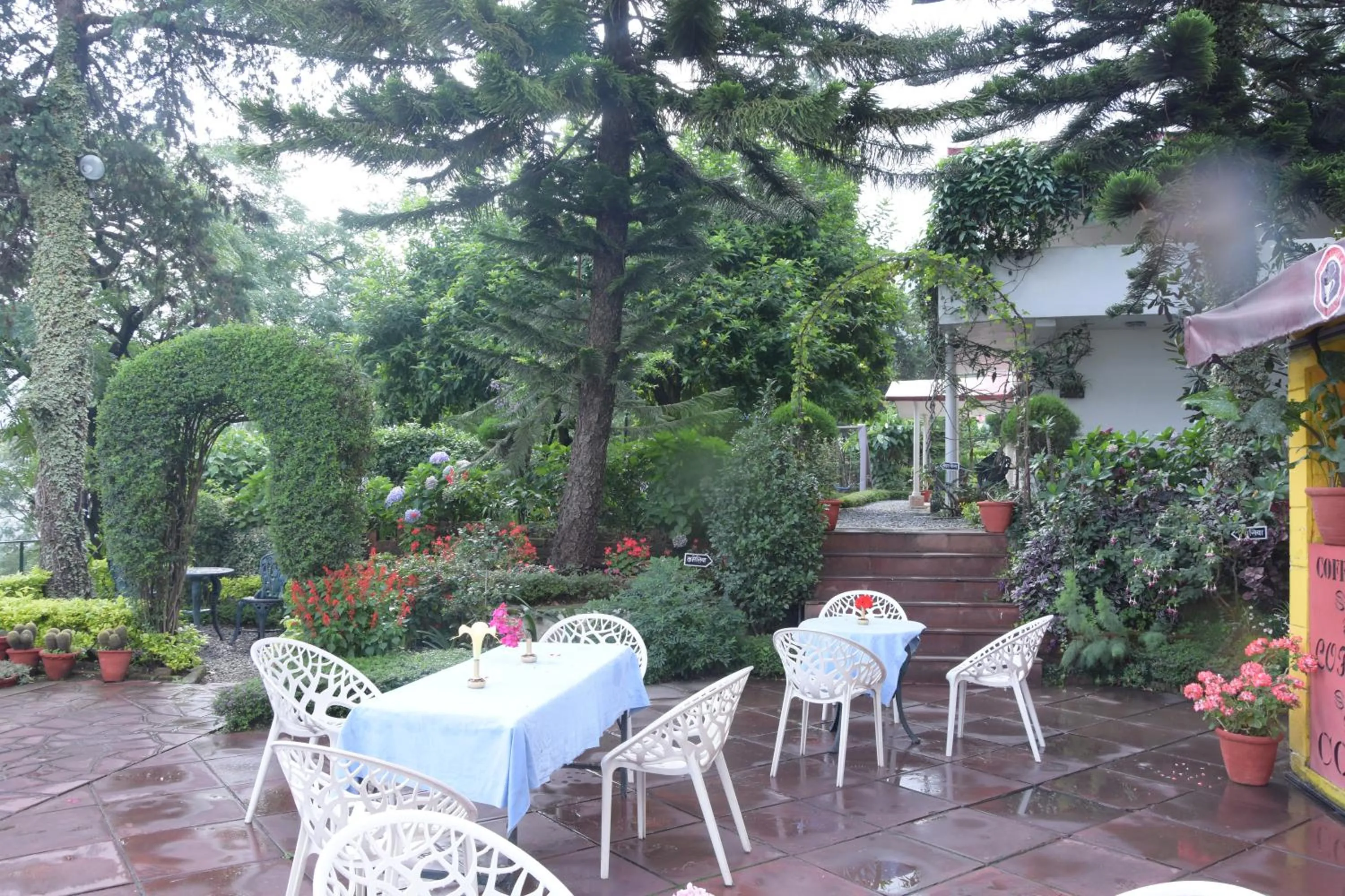 Patio in 8fold-Pinecrest By LaRiSa, Bhimtal