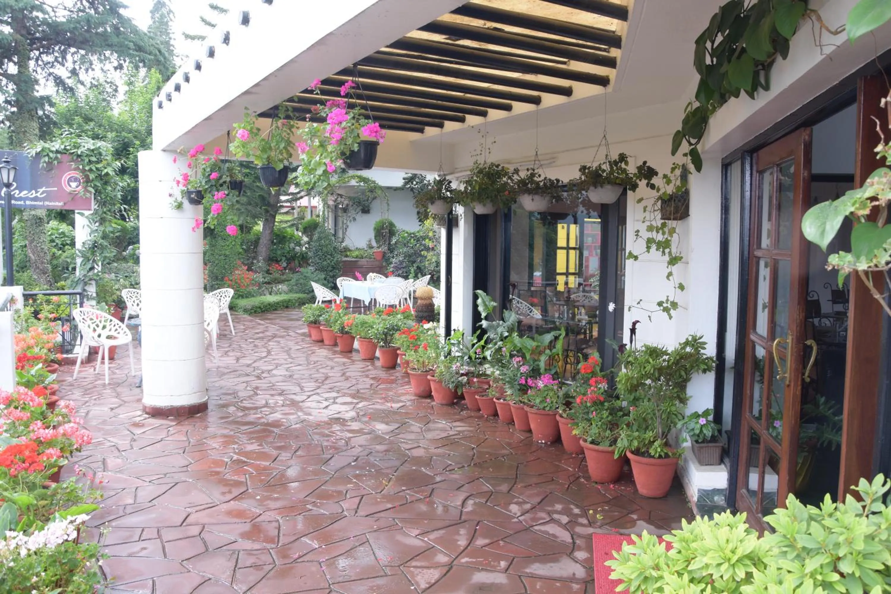 Garden in 8fold-Pinecrest By LaRiSa, Bhimtal