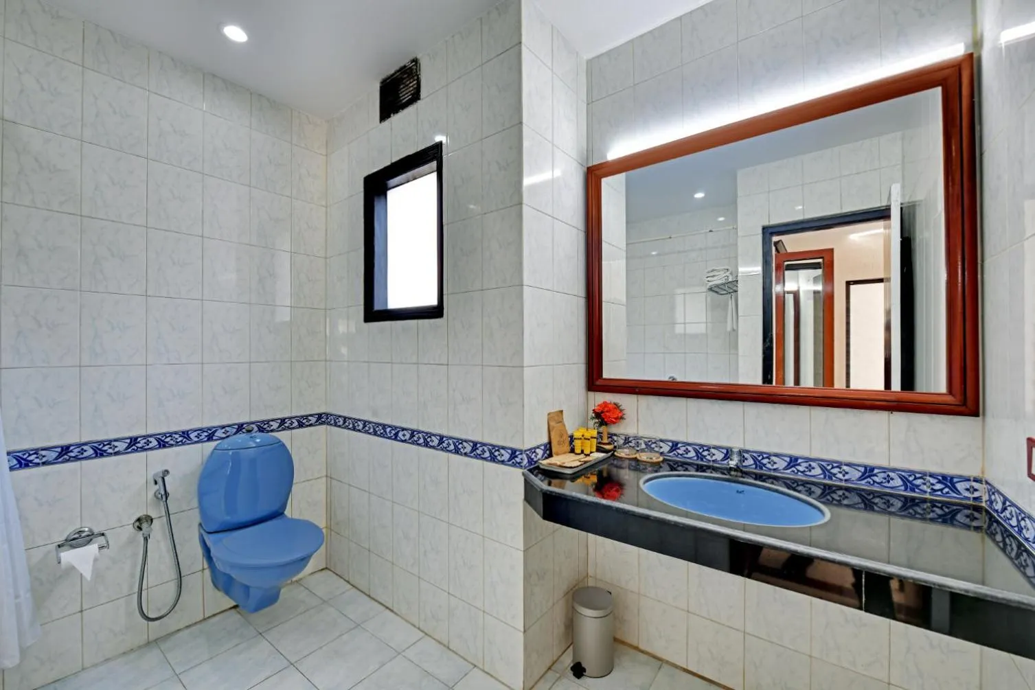 Bathroom in 8fold-Pinecrest By LaRiSa, Bhimtal