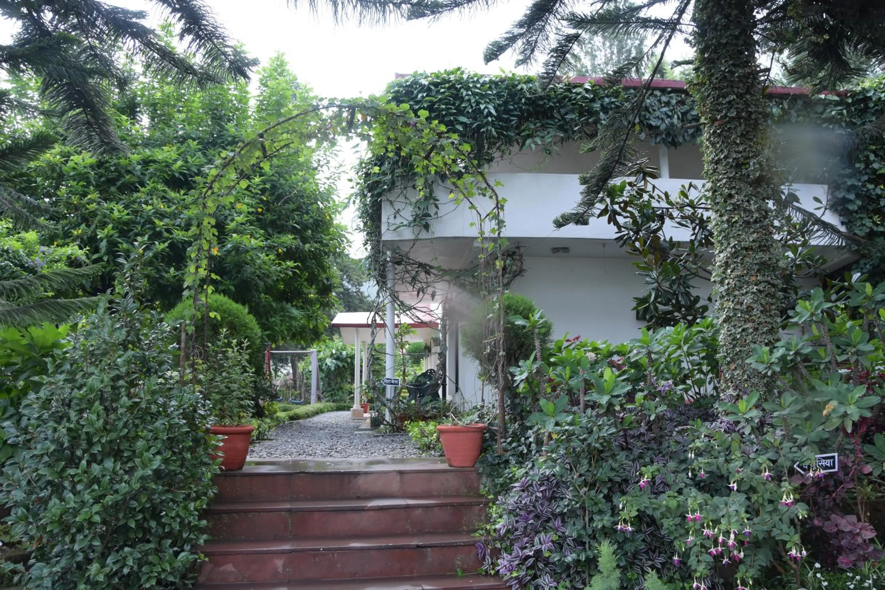 Garden in 8fold-Pinecrest By LaRiSa, Bhimtal