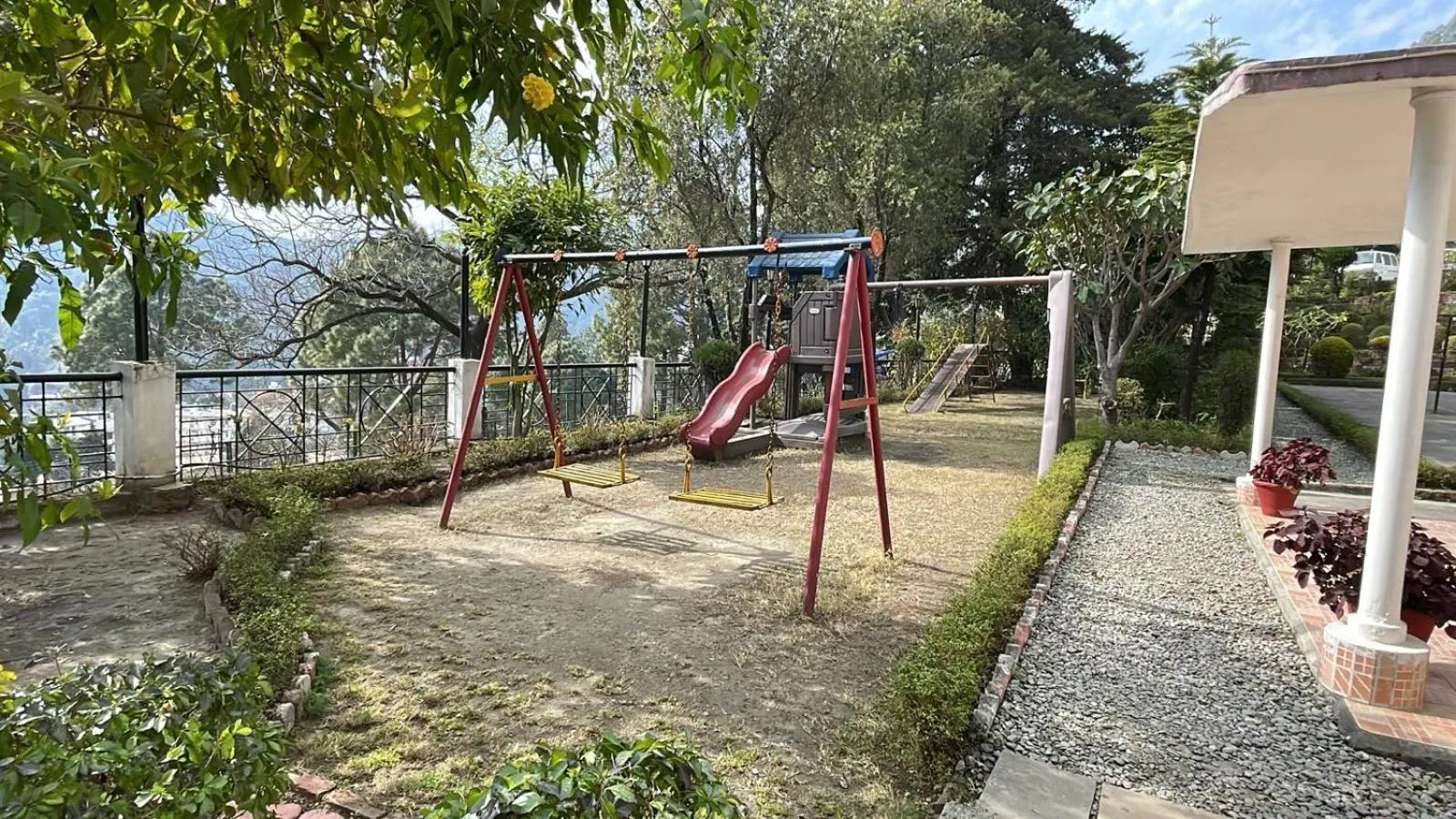 8fold-Pinecrest By LaRiSa, Bhimtal