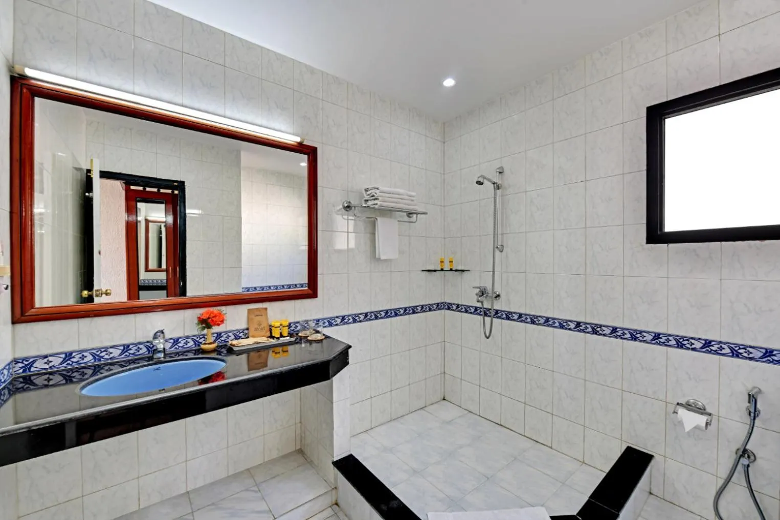 Bathroom in 8fold-Pinecrest By LaRiSa, Bhimtal