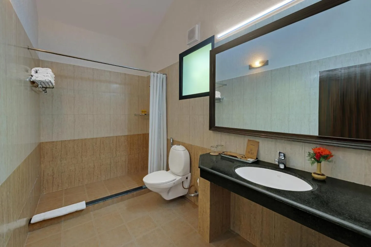 Bathroom in 8fold-Pinecrest By LaRiSa, Bhimtal
