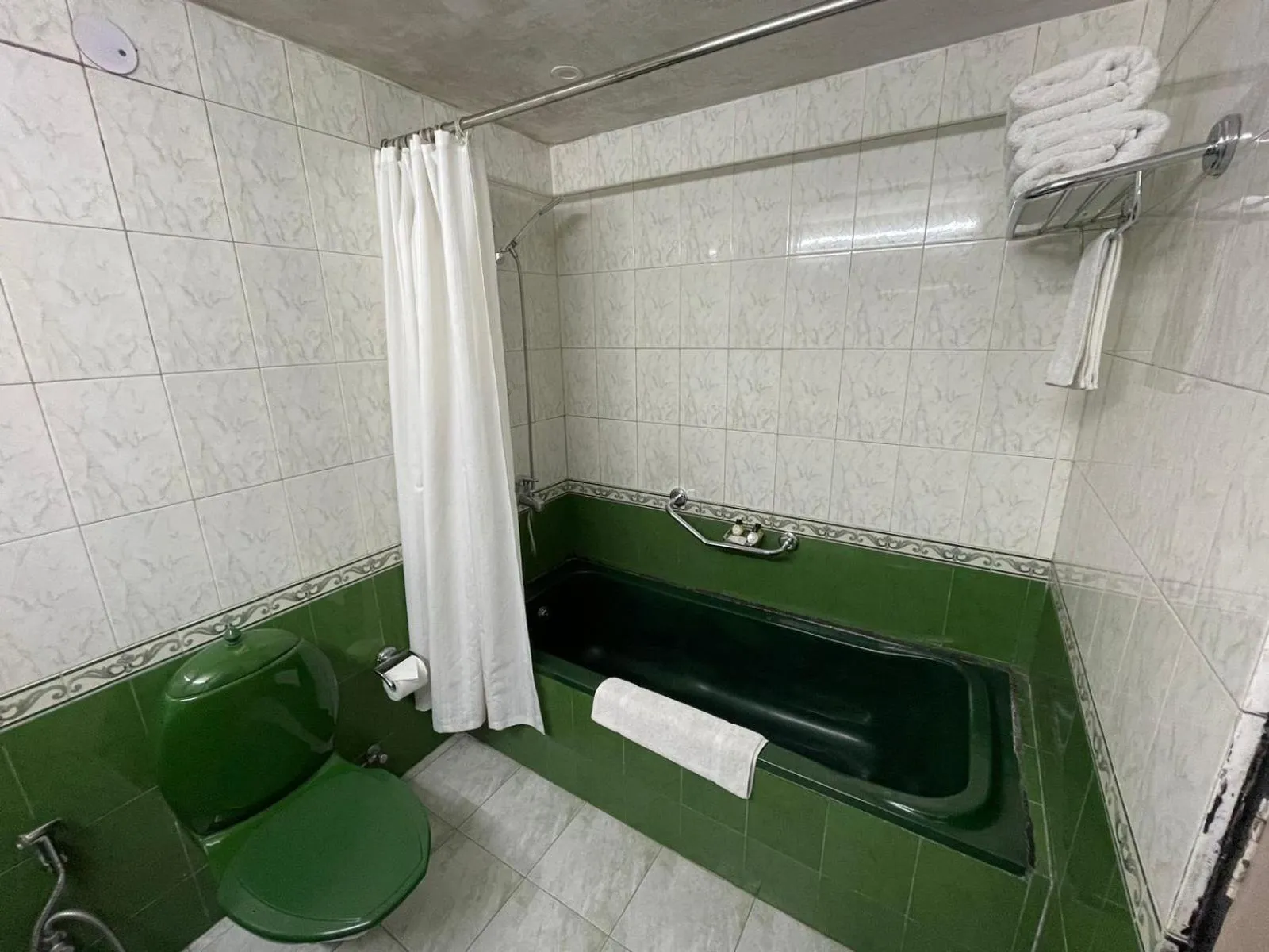 8fold-Pinecrest By LaRiSa, Bhimtal