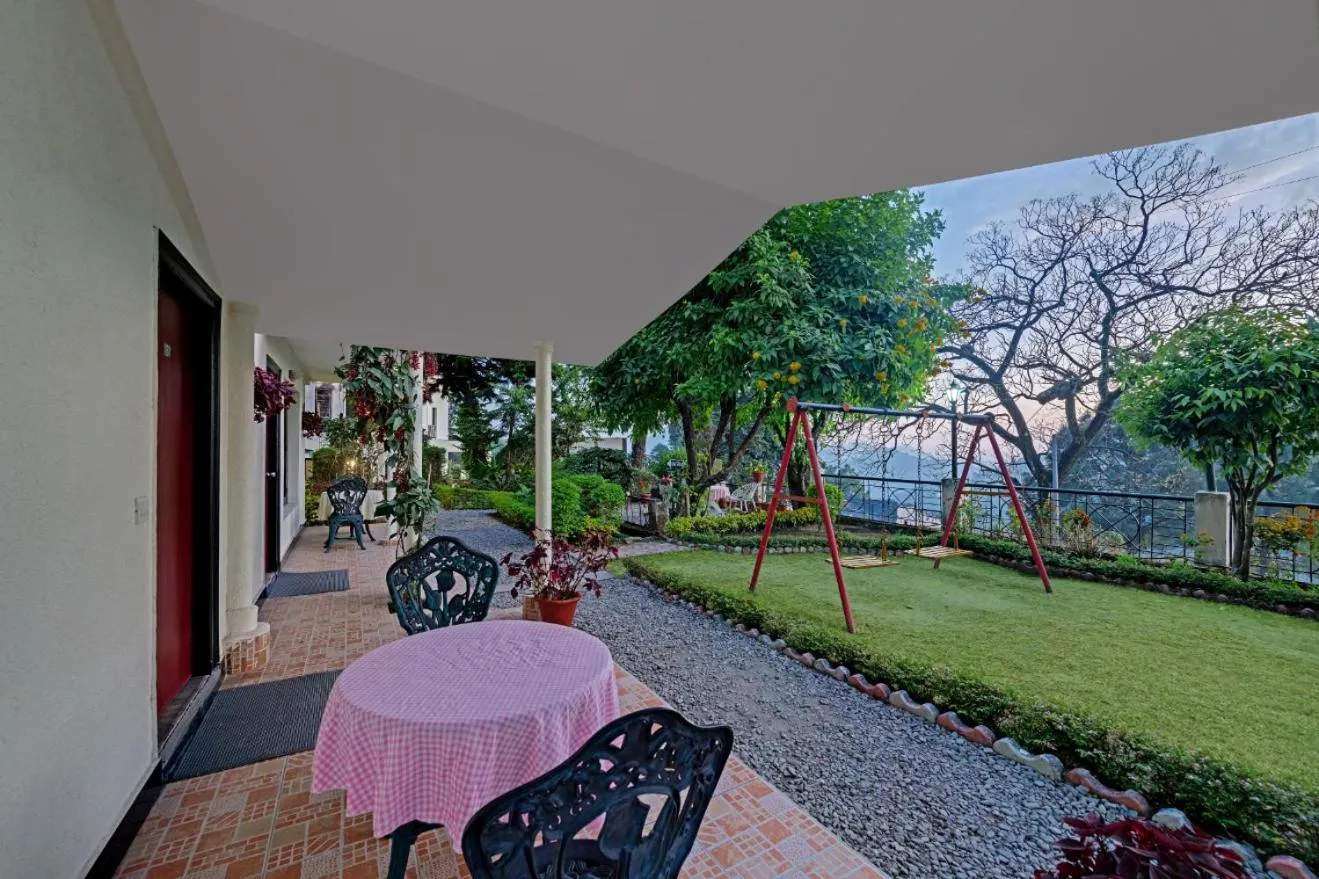 Garden view in 8fold-Pinecrest By LaRiSa, Bhimtal