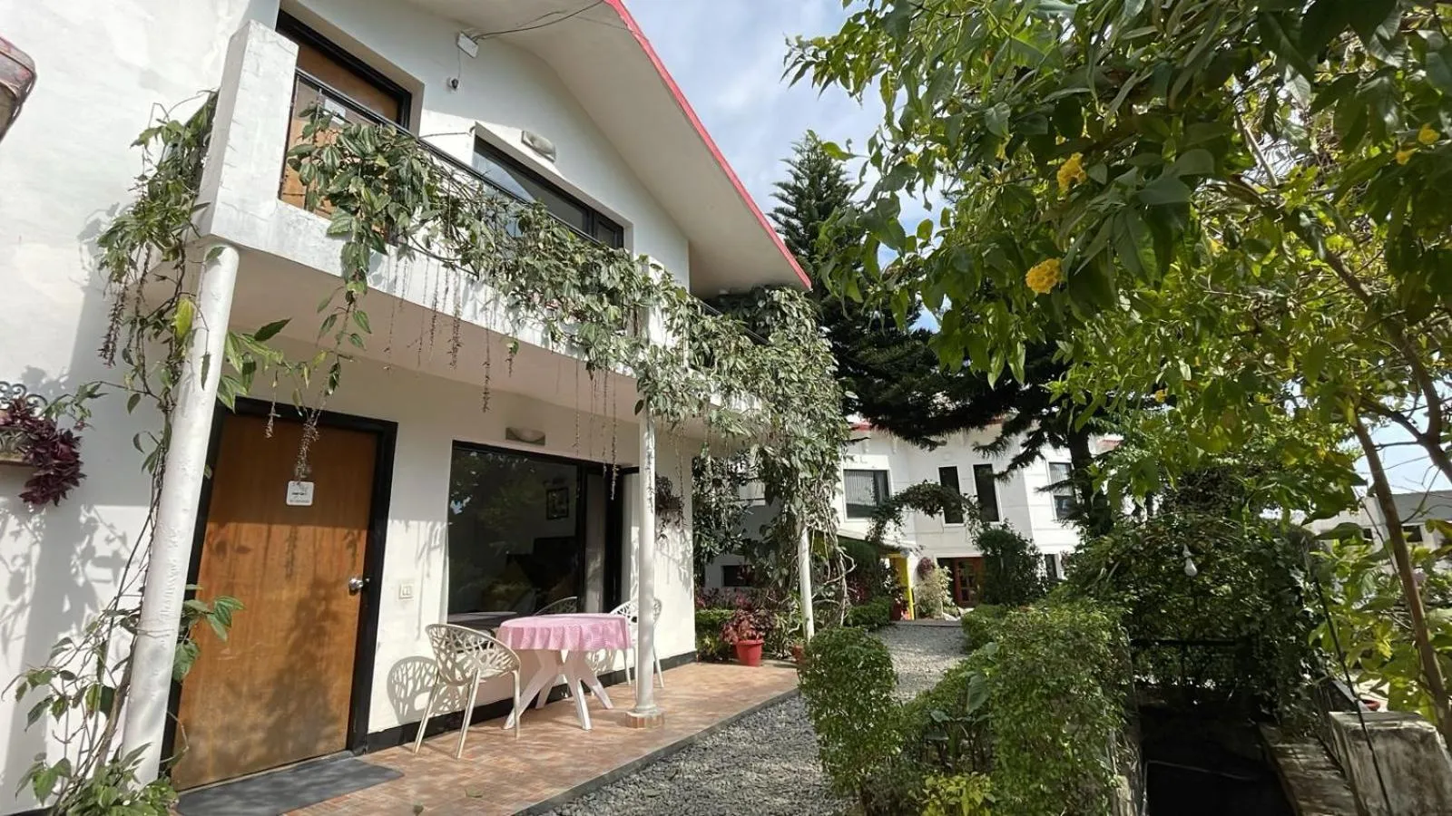 8fold-Pinecrest By LaRiSa, Bhimtal