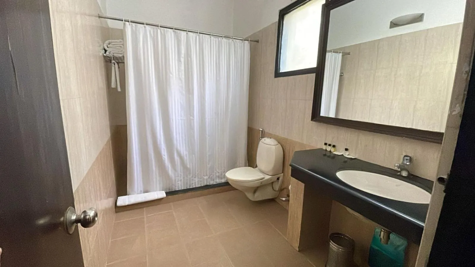 8fold-Pinecrest By LaRiSa, Bhimtal