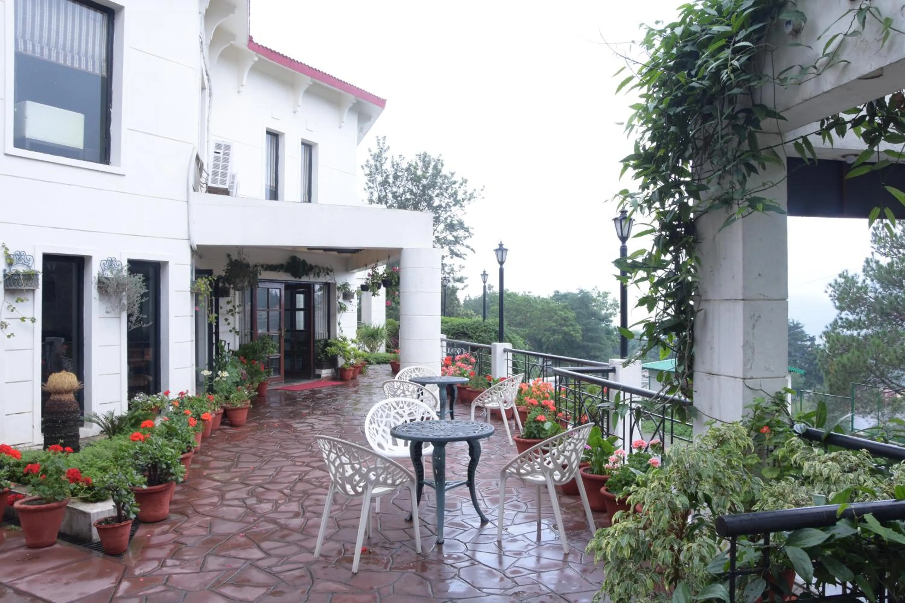 Balcony/Terrace in 8fold-Pinecrest By LaRiSa, Bhimtal