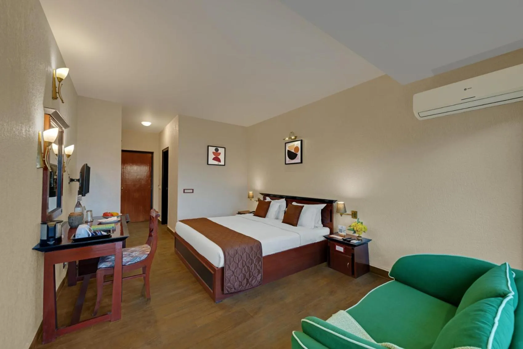 Bedroom, Bed in 8fold-Pinecrest By LaRiSa, Bhimtal