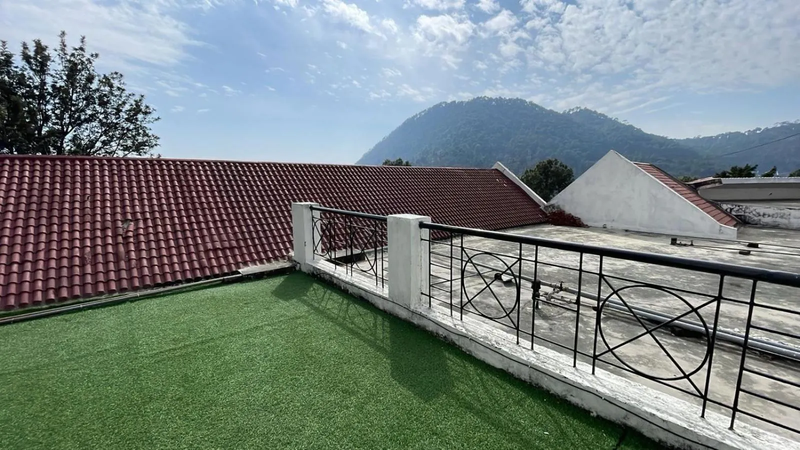 8fold-Pinecrest By LaRiSa, Bhimtal