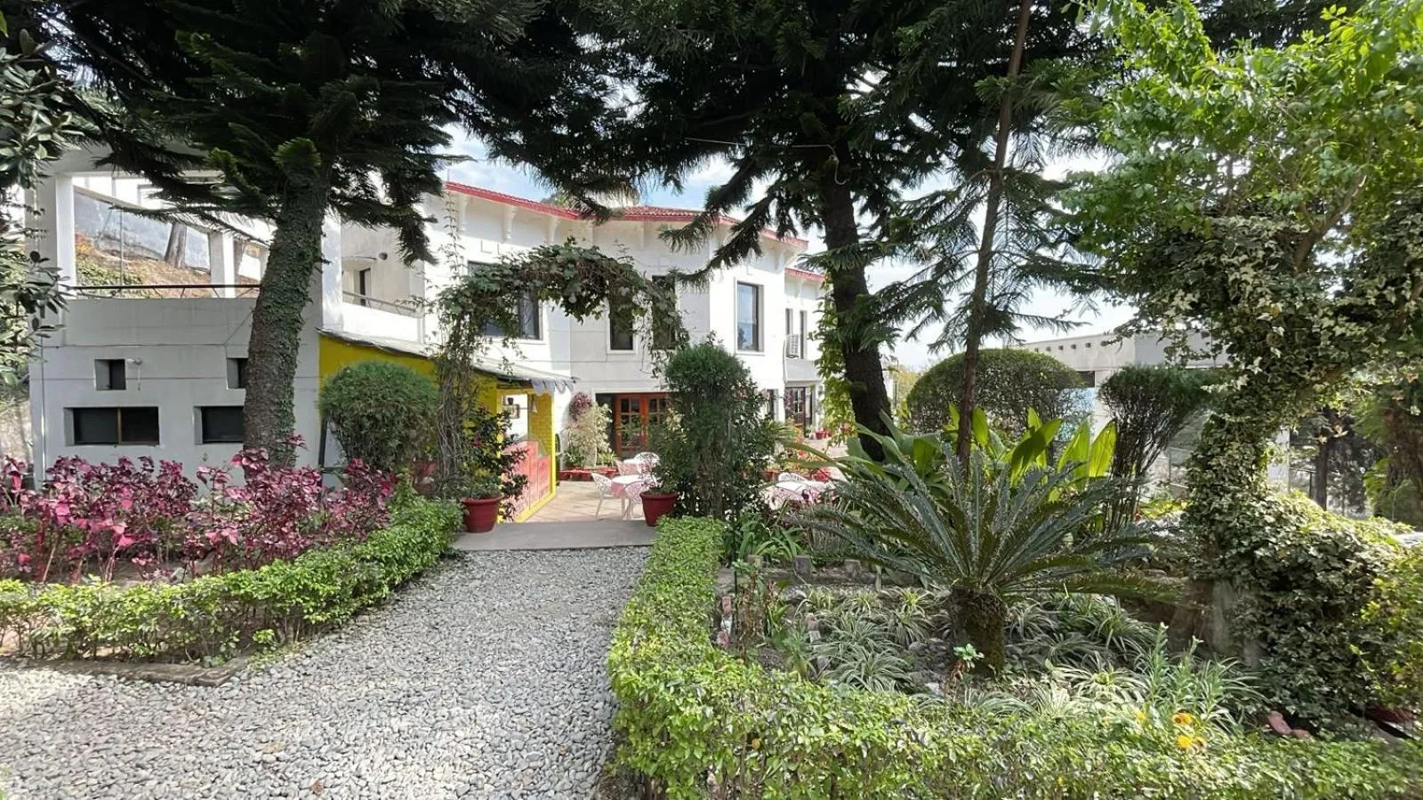 8fold-Pinecrest By LaRiSa, Bhimtal