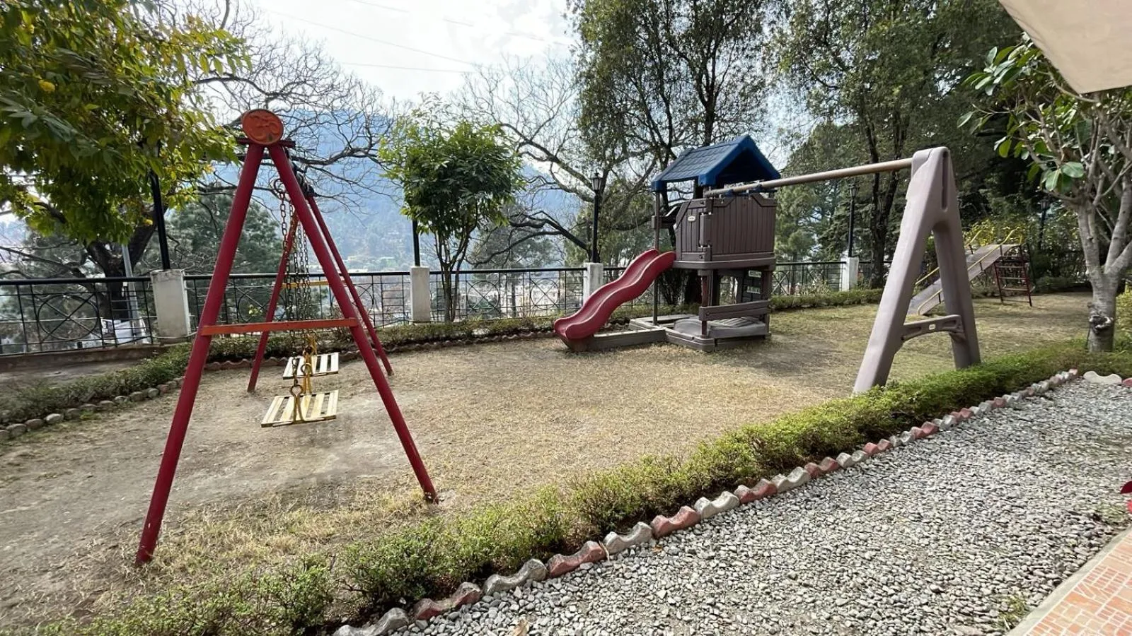 8fold-Pinecrest By LaRiSa, Bhimtal