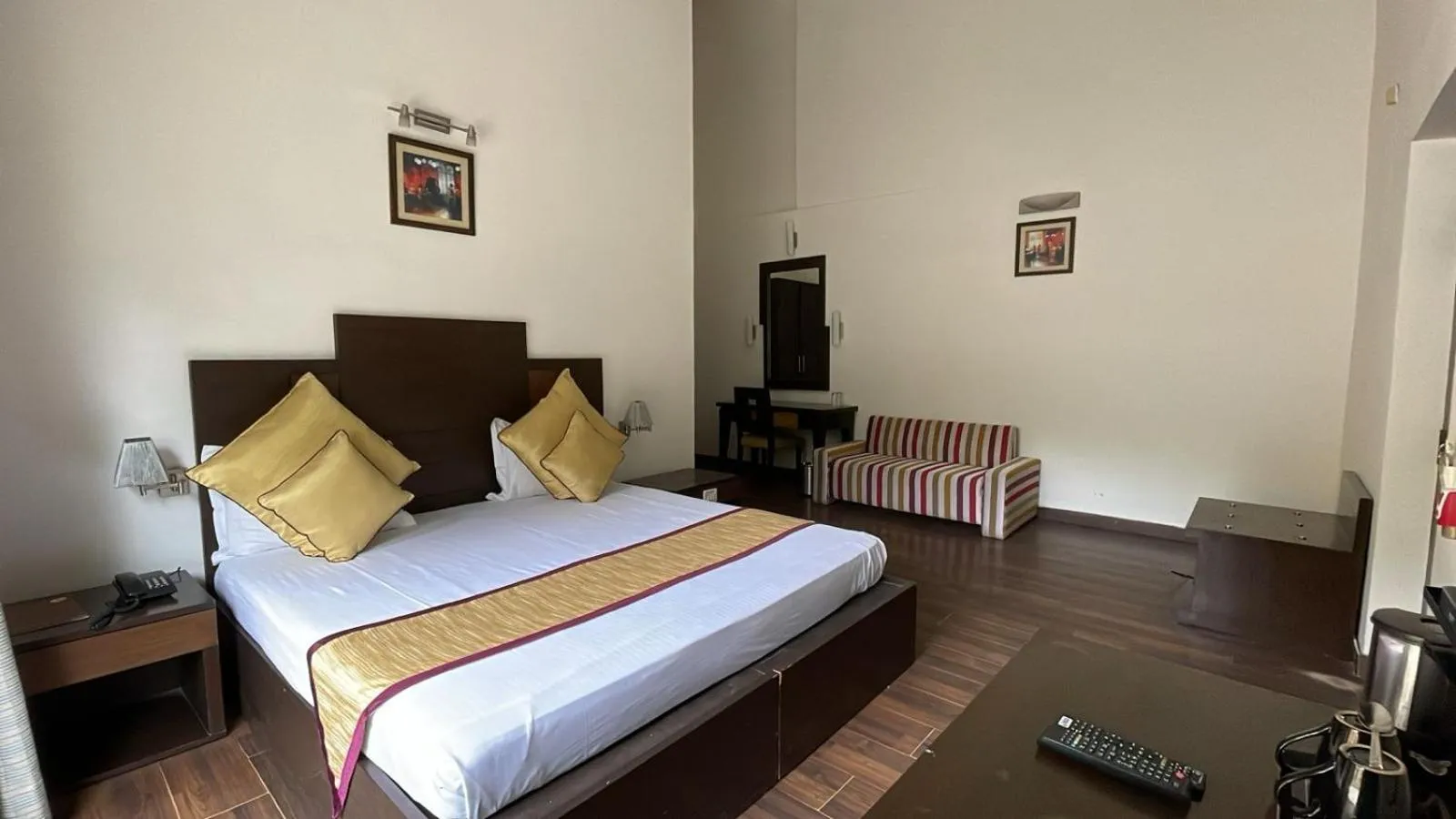 Bed in 8fold-Pinecrest By LaRiSa, Bhimtal