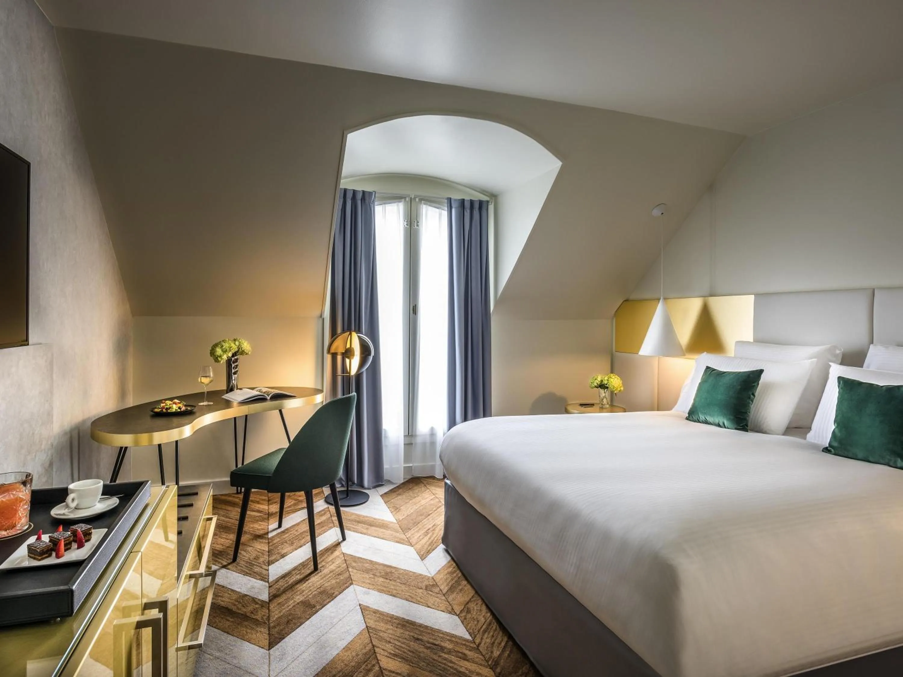 Bedroom, Bed in Le Louis Hotel Versailles Château - MGallery Collection